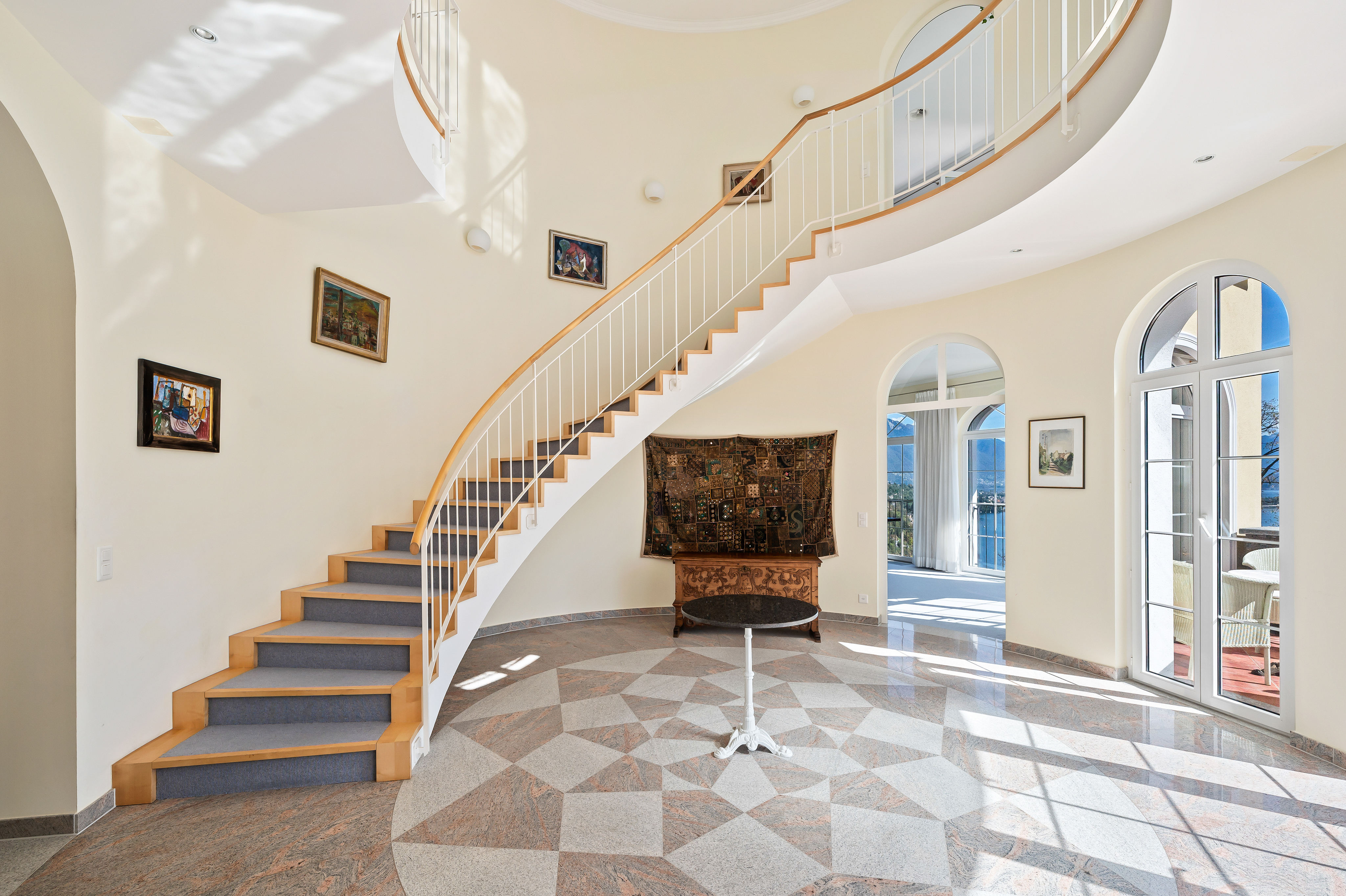 Großzügiges Entree mit geschwungener Treppe