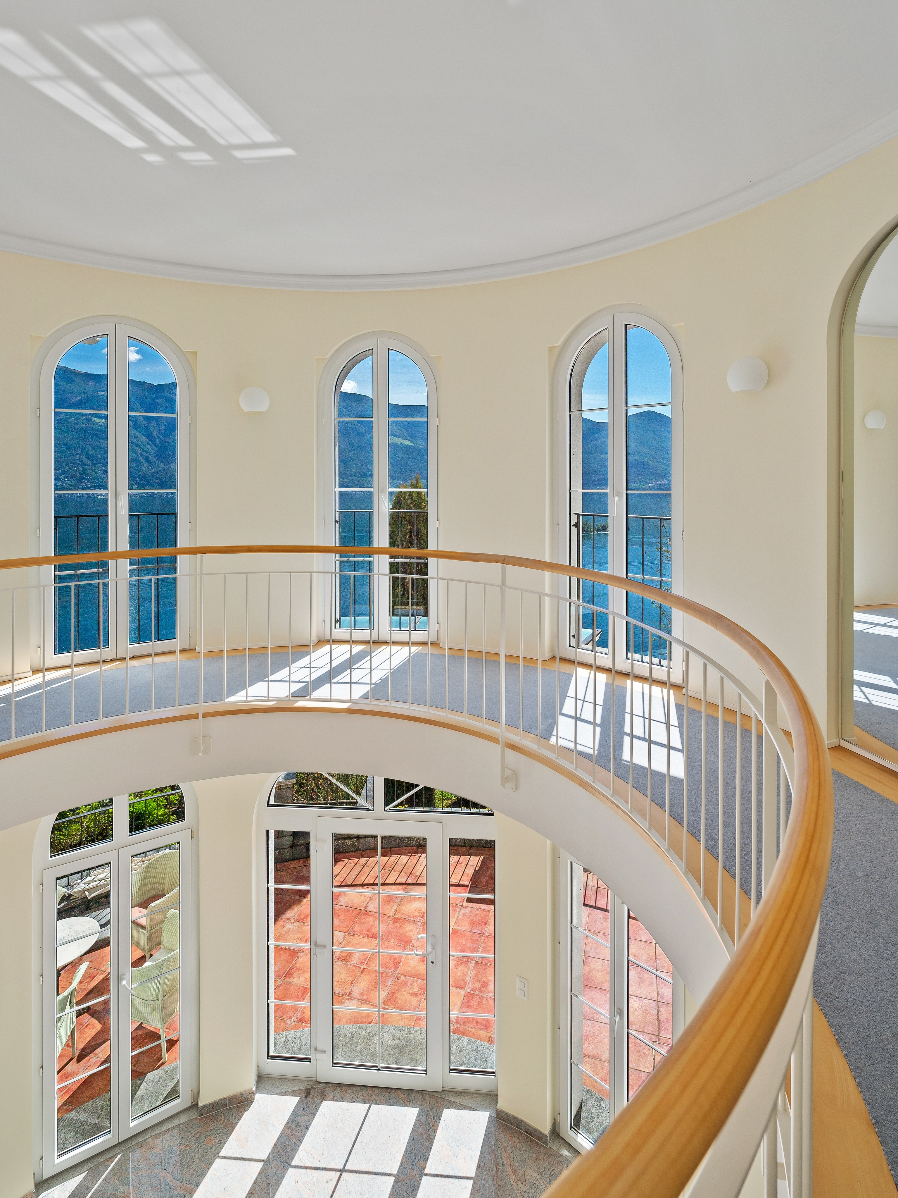 Lichtdurchflutetes Treppenhaus mit Seeblick