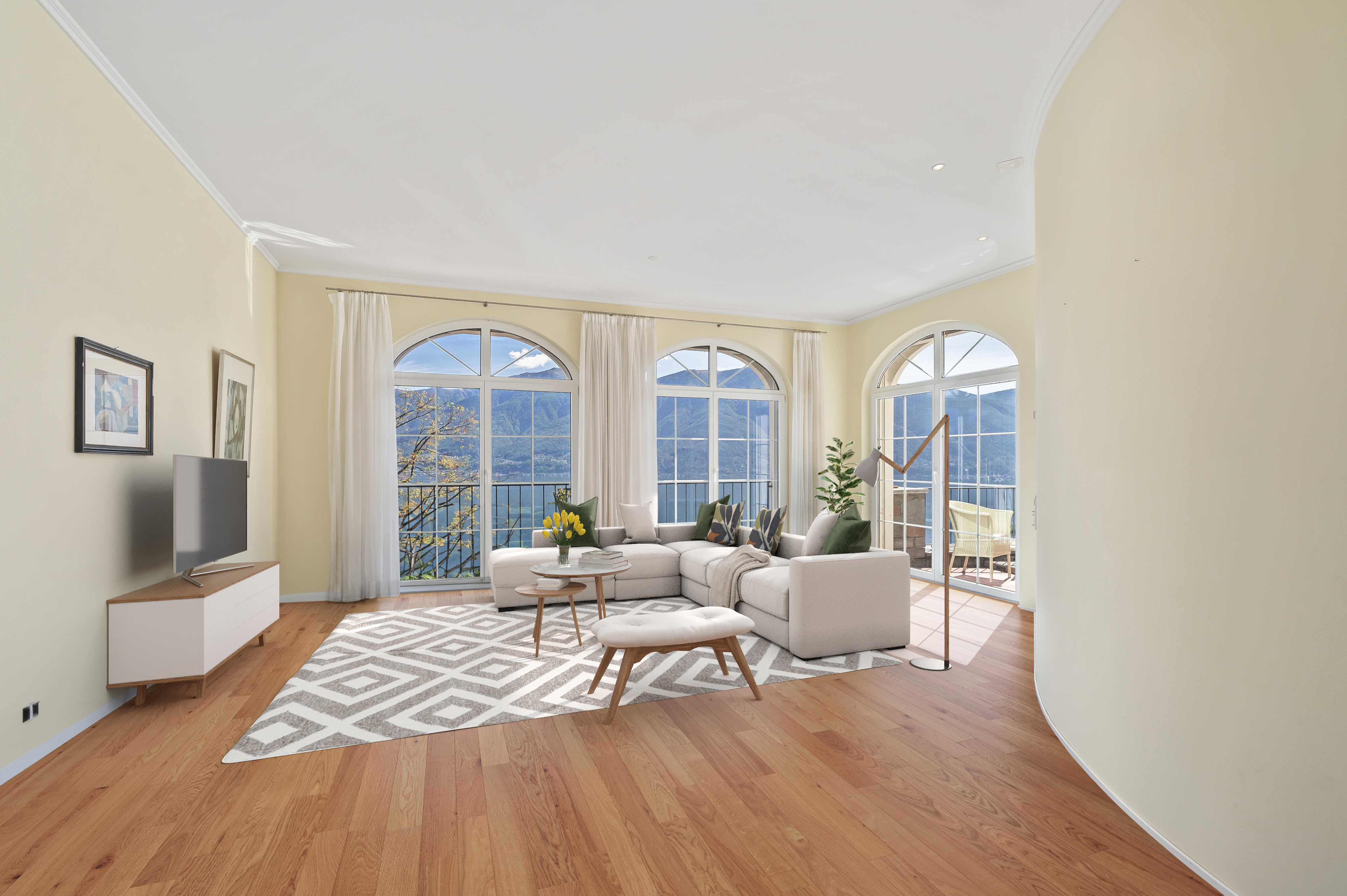 Helles Wohnzimmer mit Panoramafenstern und Bergblick