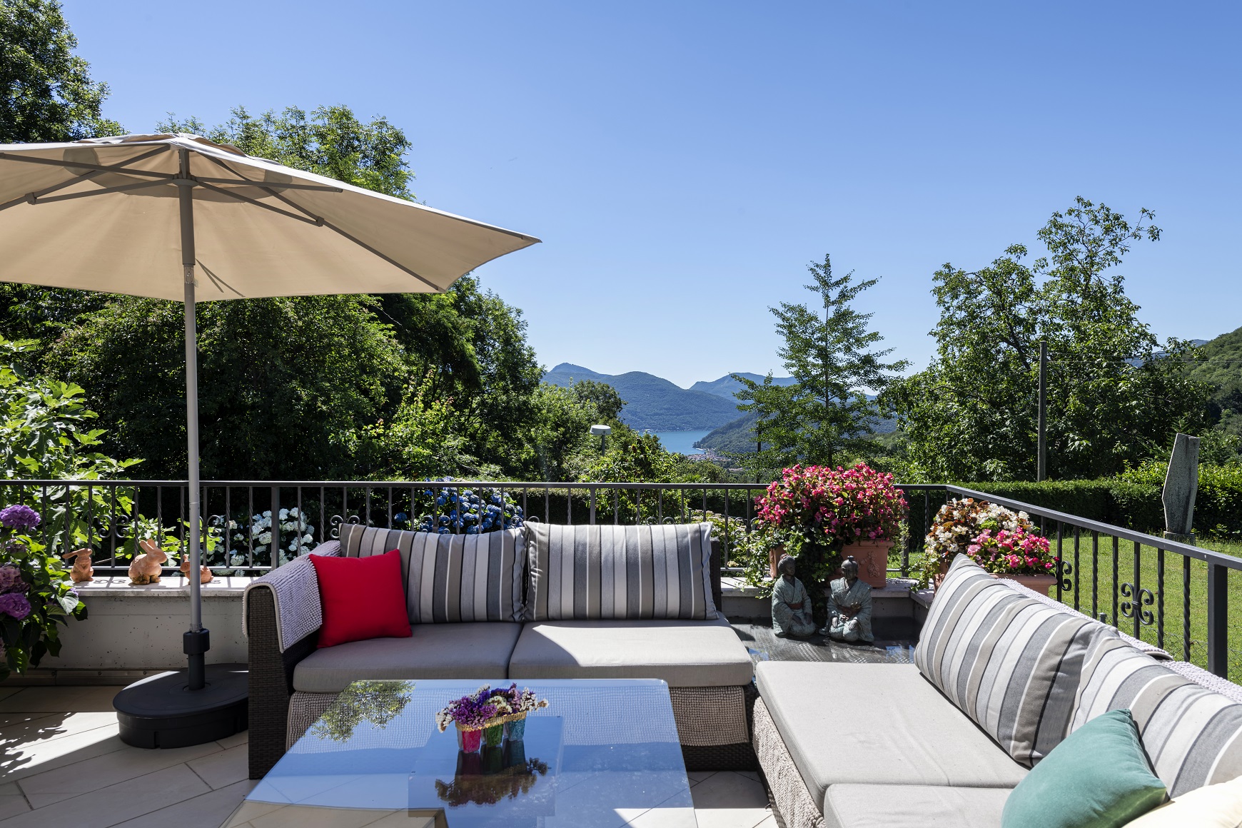 Terrasse mit Panoramablick und Sitzlounge