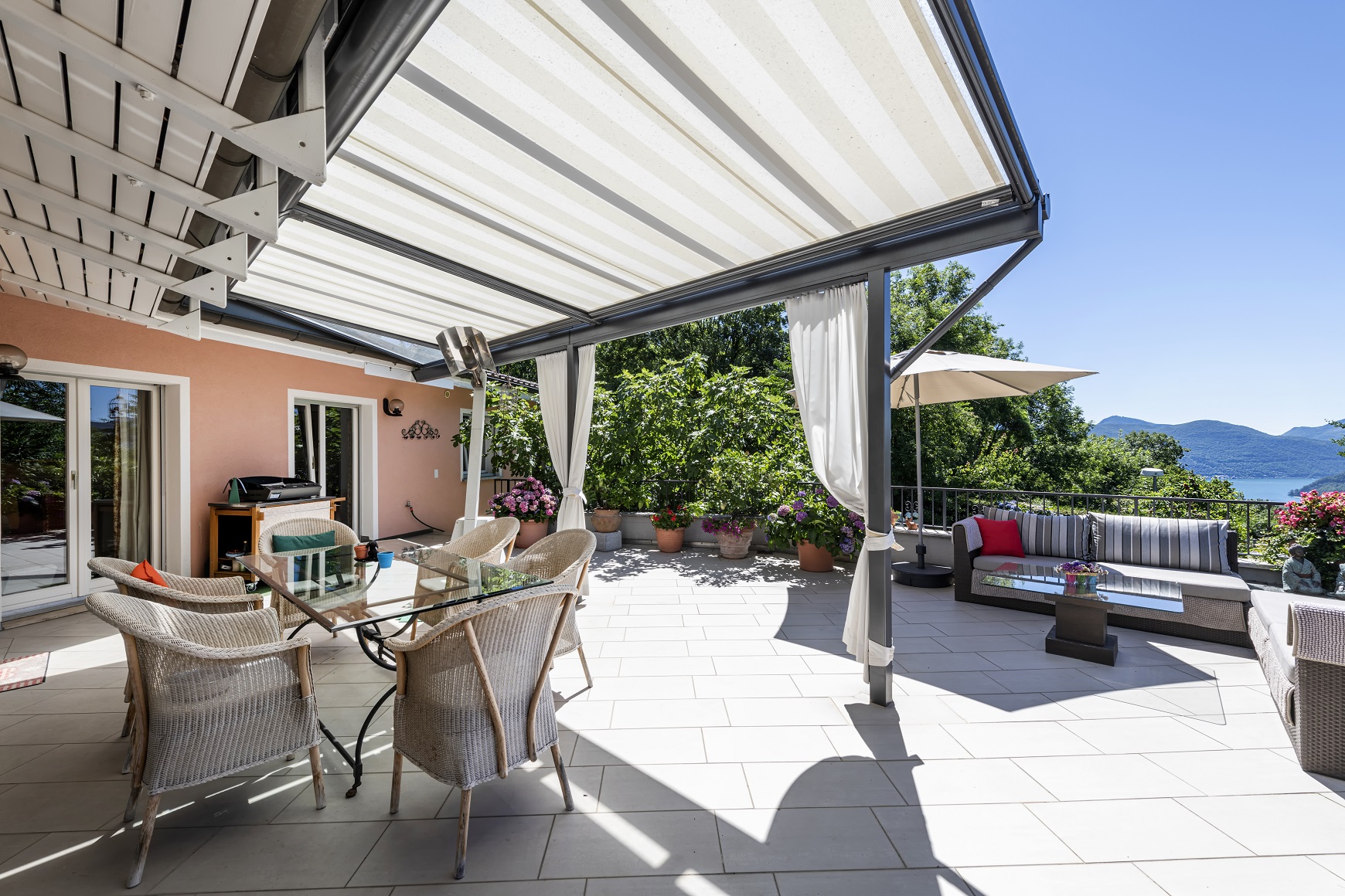 Überdachte Terrasse mit Seeblick