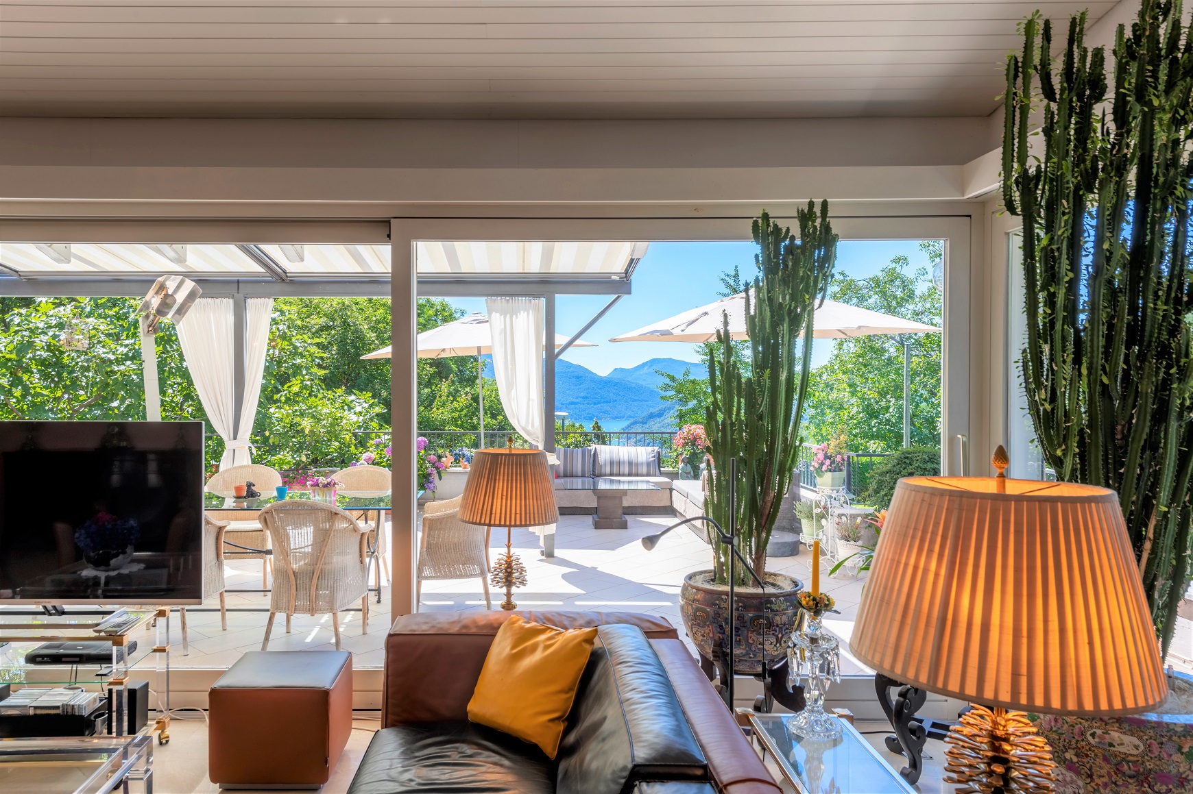 Wohnzimmer mit großem Terrassenblick