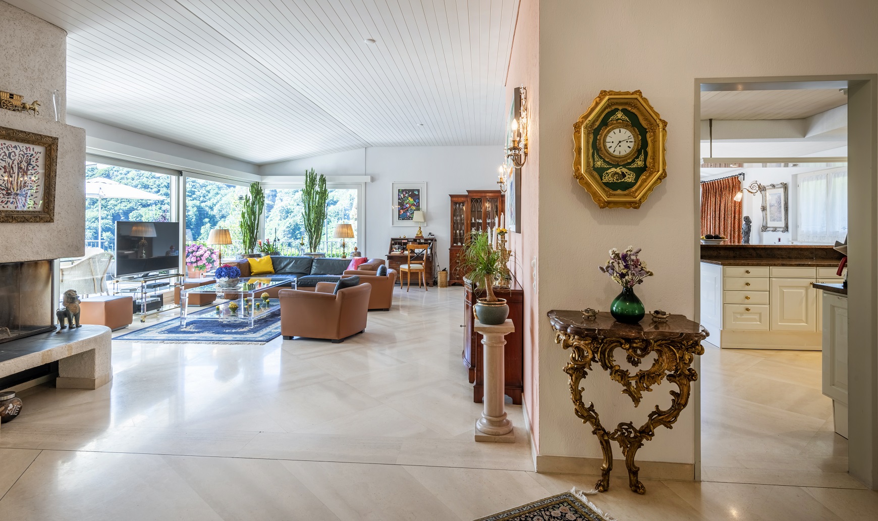Großzügiges Wohn-Esszimmer mit Blick ins Freie