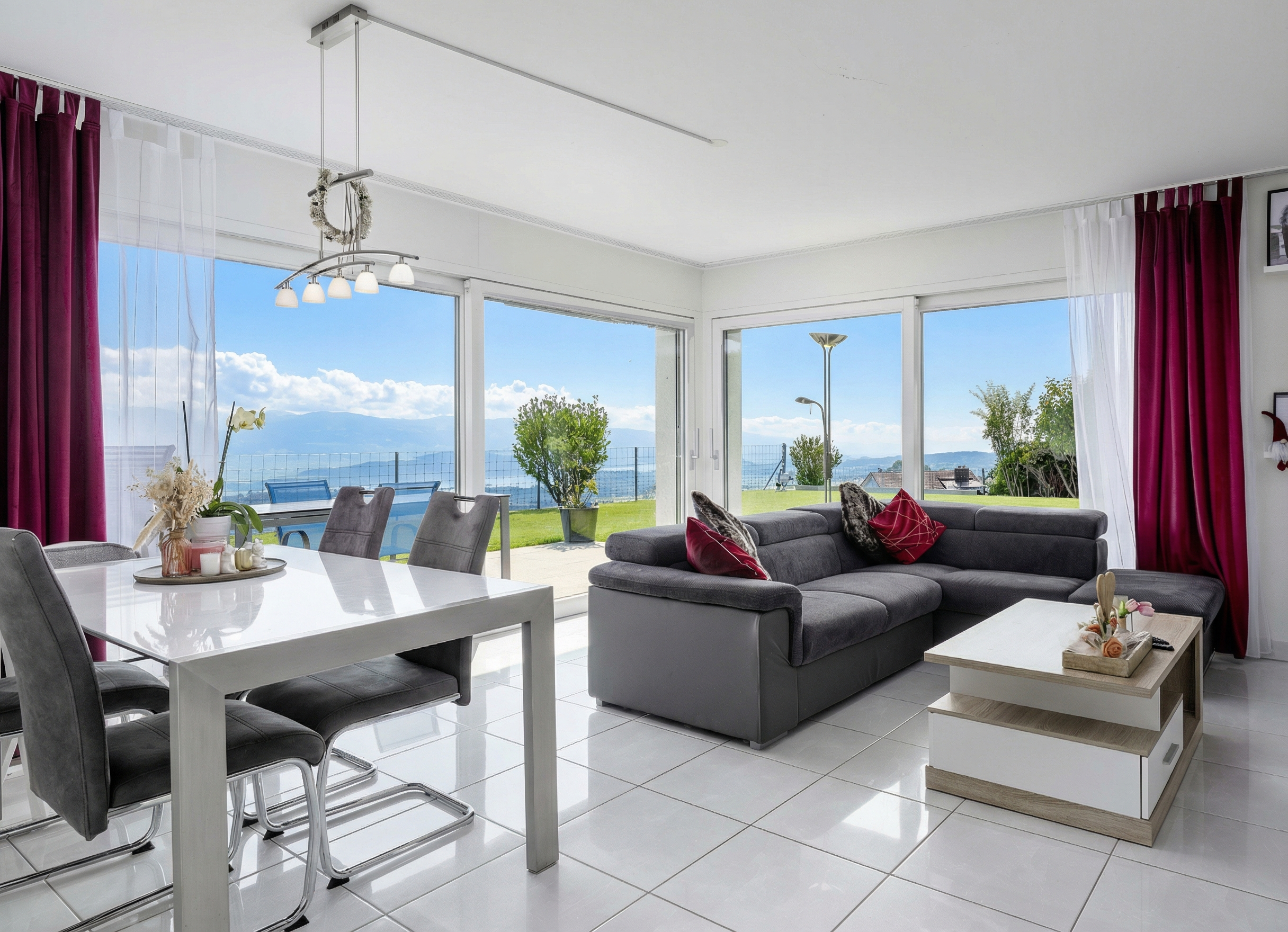 Helles Wohn- und Esszimmer mit Panoramafenstern