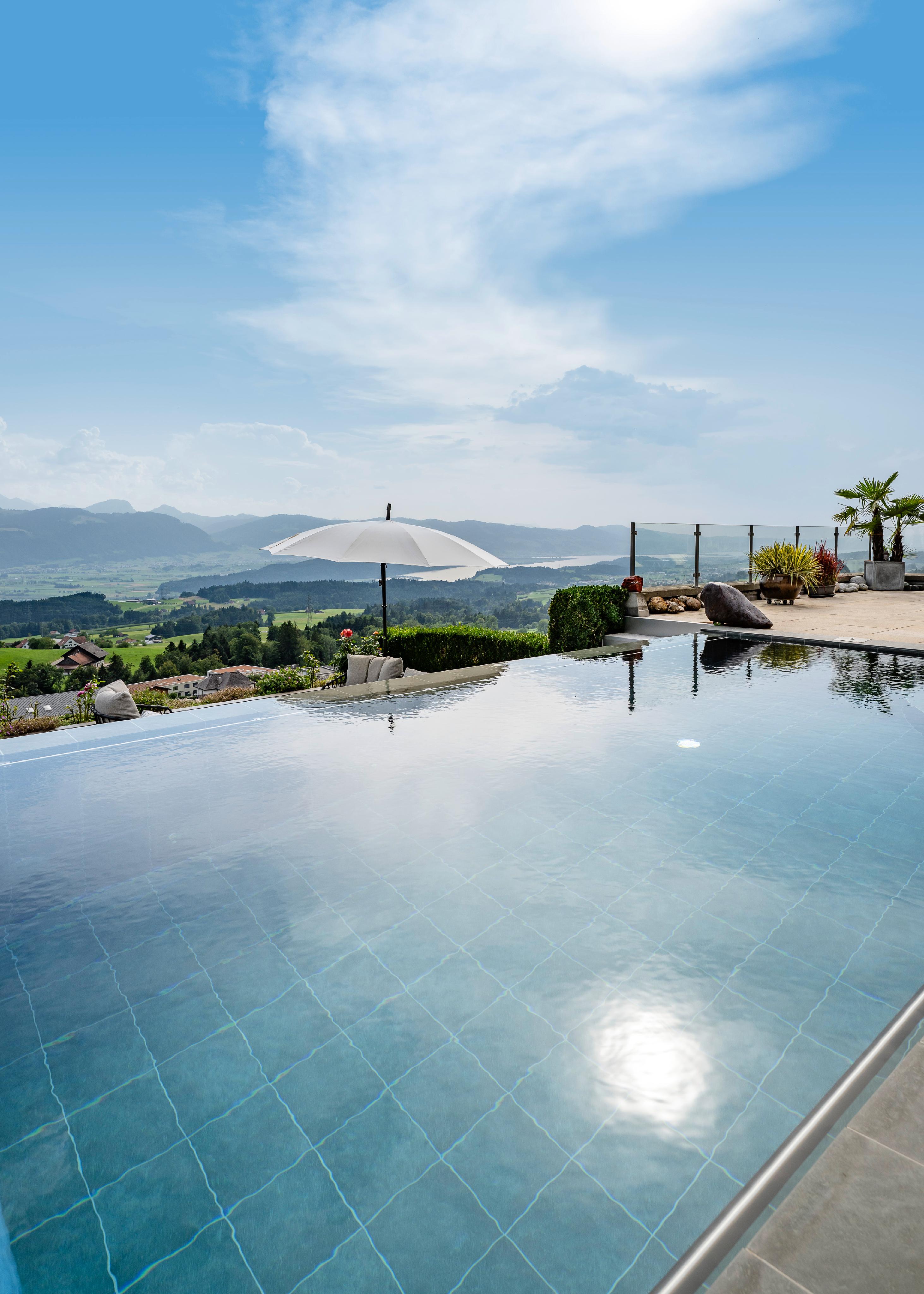 Infinity-Pool mit Panoramablick