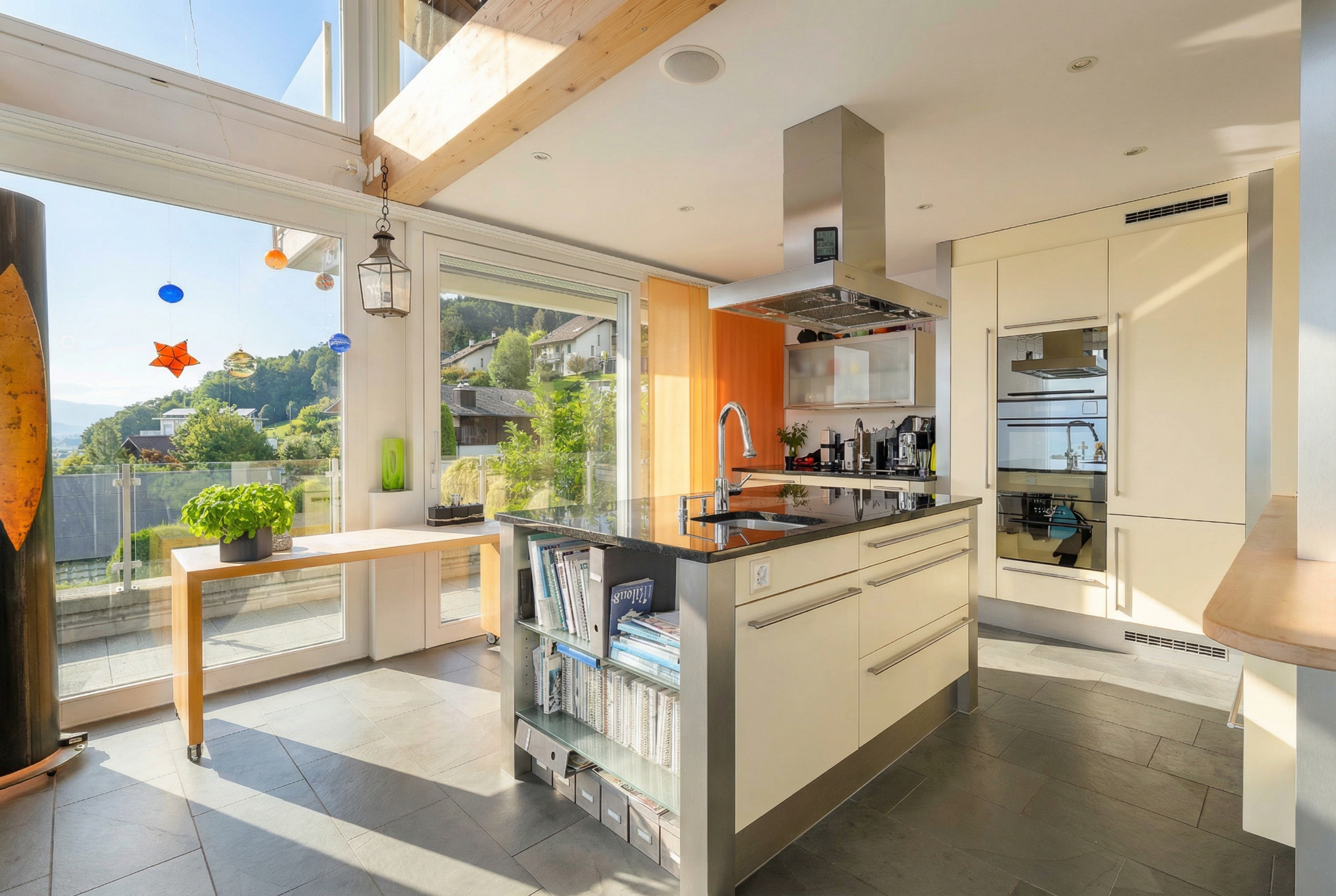 Helle, moderne Küche mit großer Fensterfront