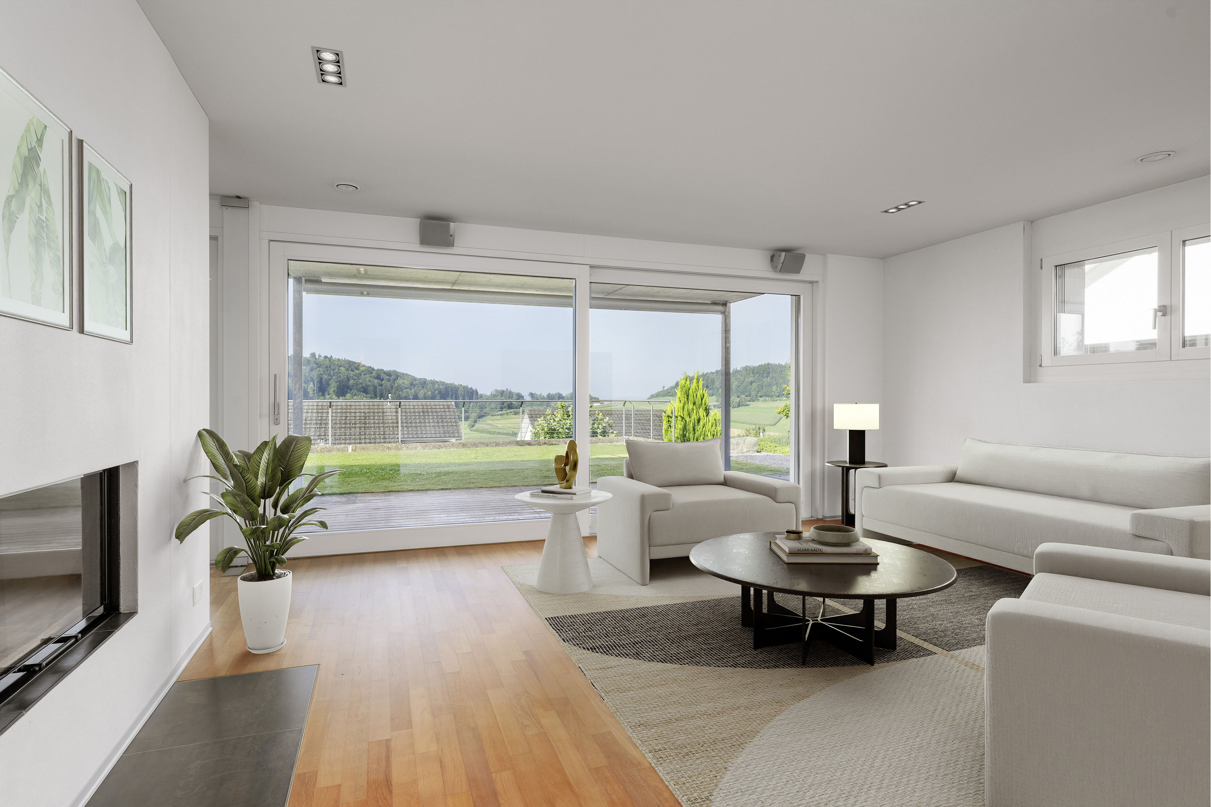 Heller Wohnraum mit Panoramablick