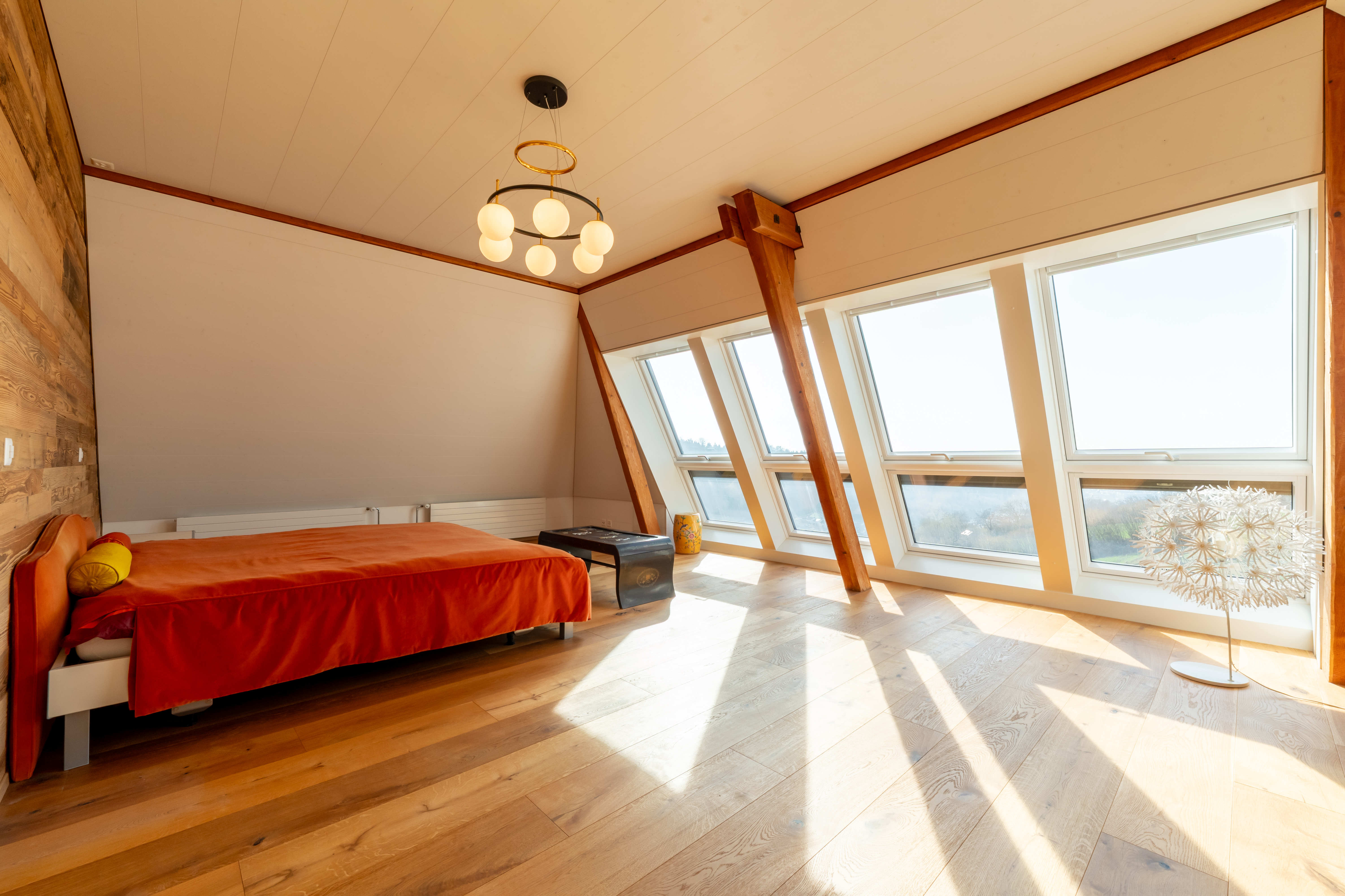 Helles Dachgeschoss-Schlafzimmer mit großen Schrägfenstern