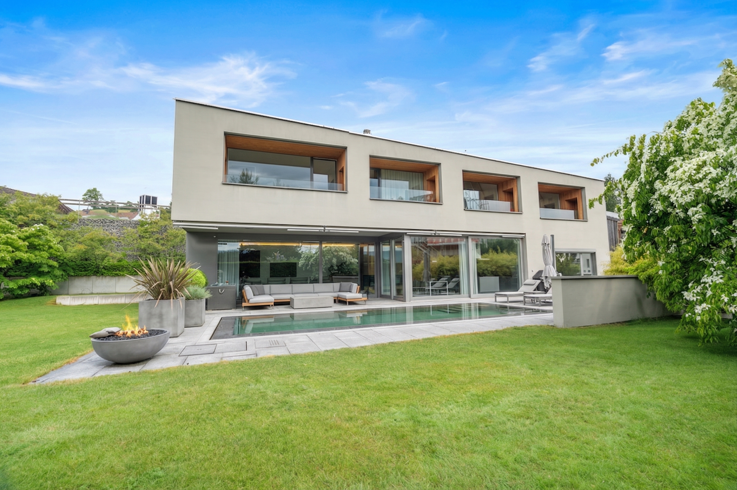 Modernes Einfamilienhaus mit Pool und Garten