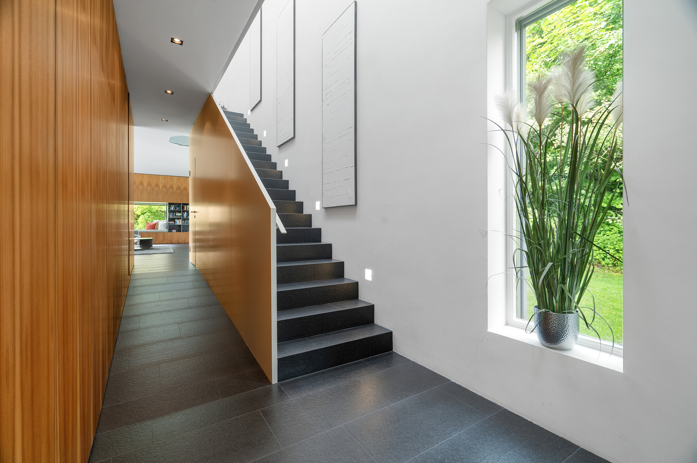 Moderner Flur mit Treppe und Gartenblick