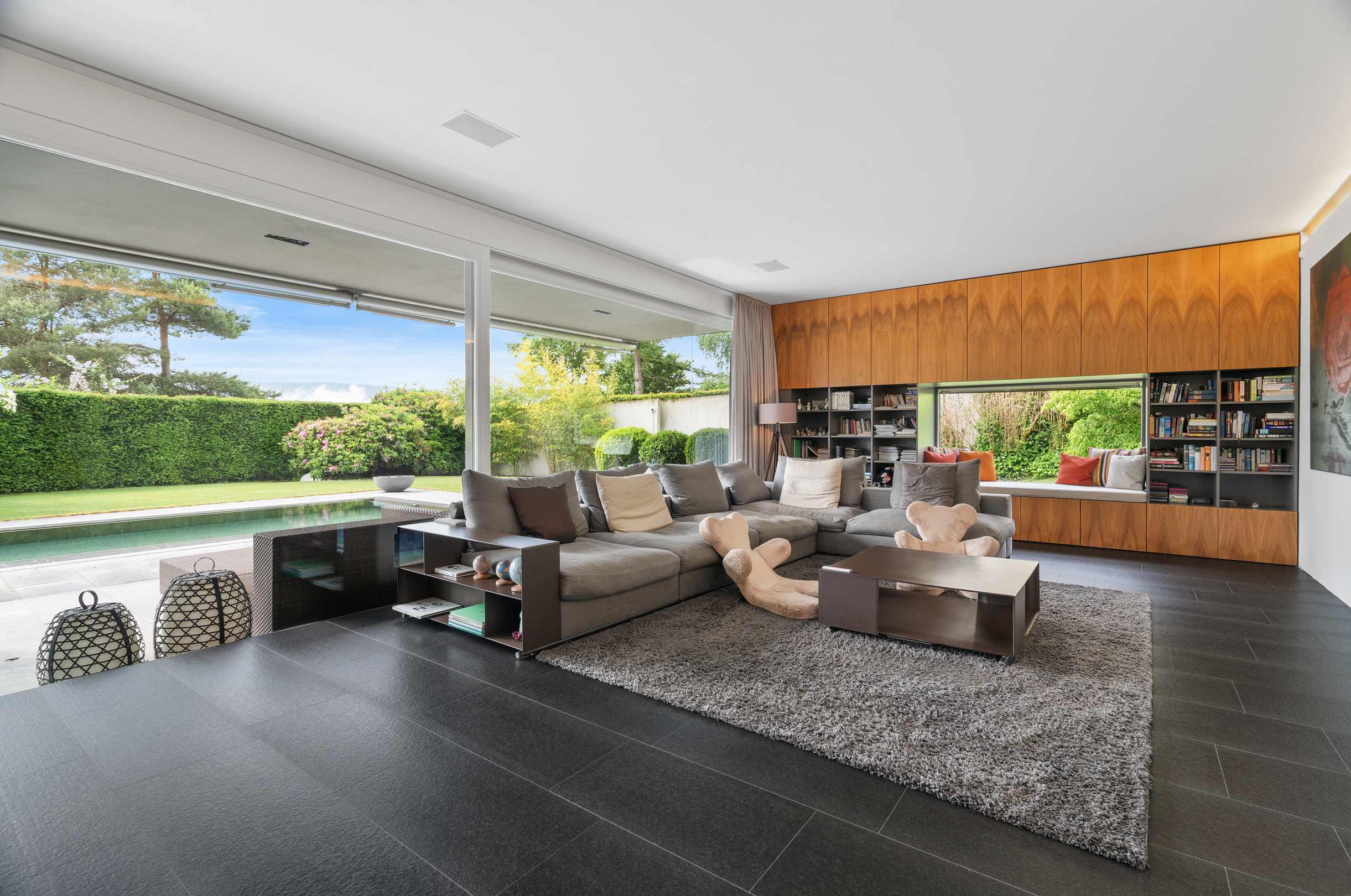Großzügiges modernes Wohnzimmer mit Gartenblick