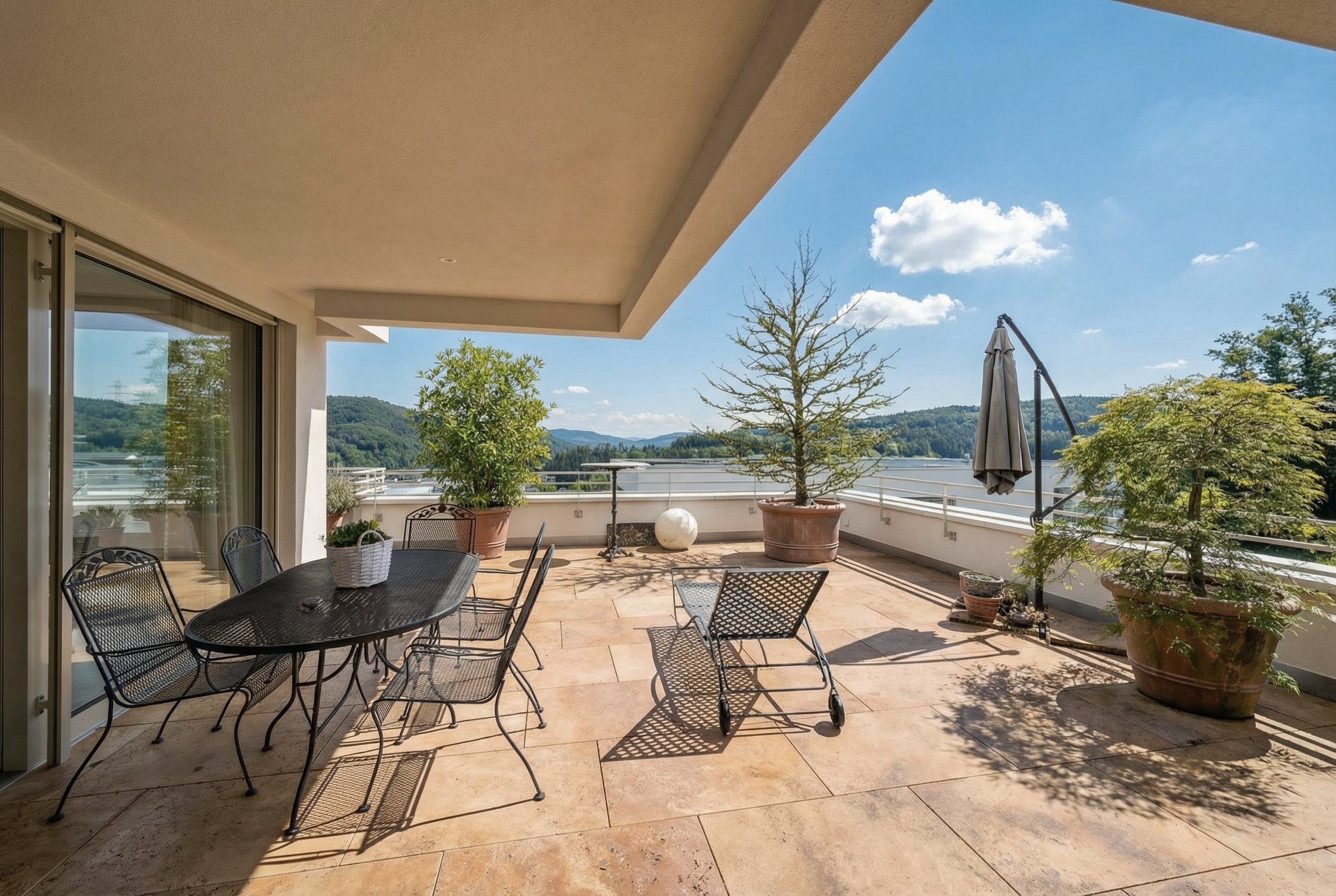 Große überdachte Terrasse mit Seeblick
