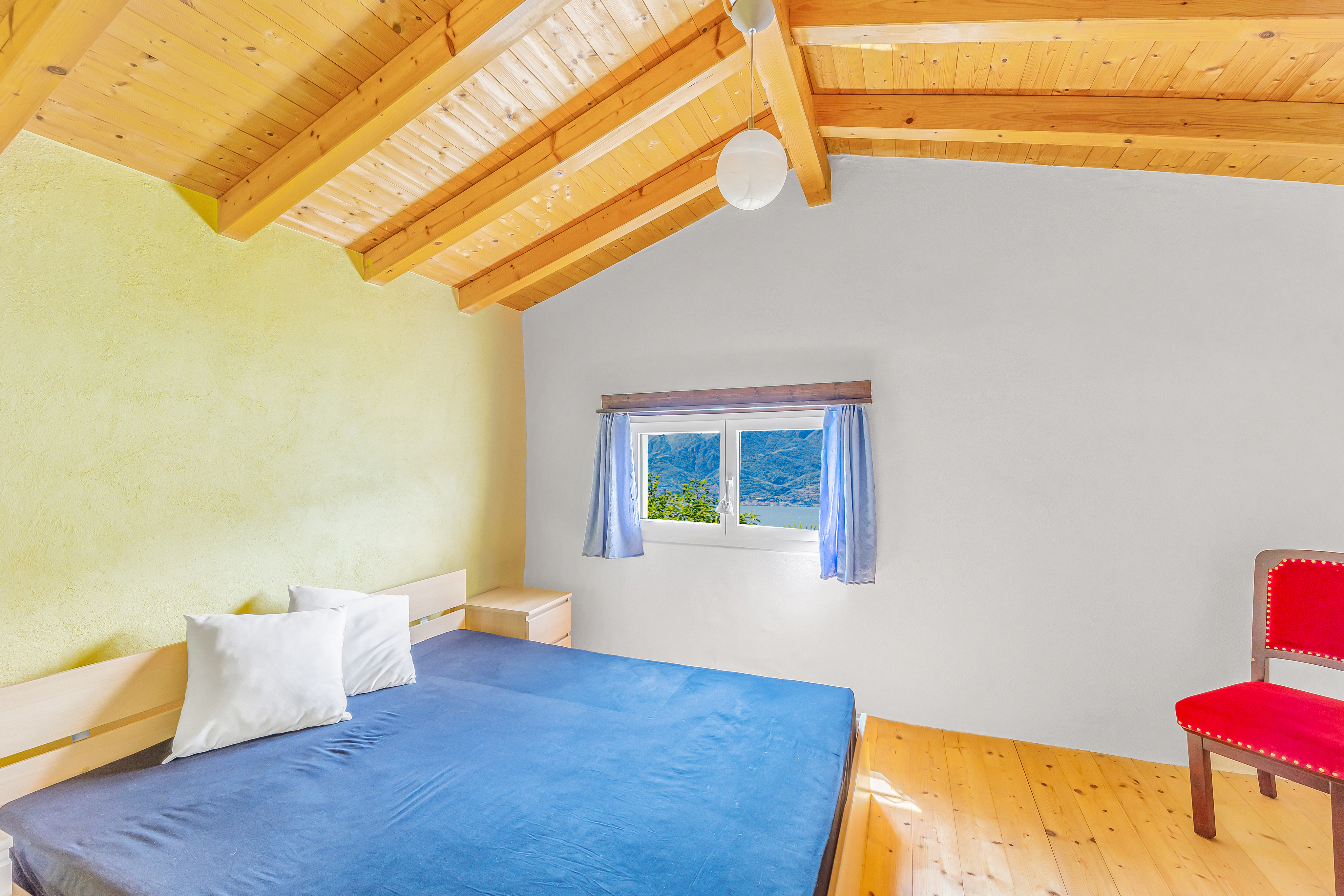 Helles Schlafzimmer mit Holzbalkendecke