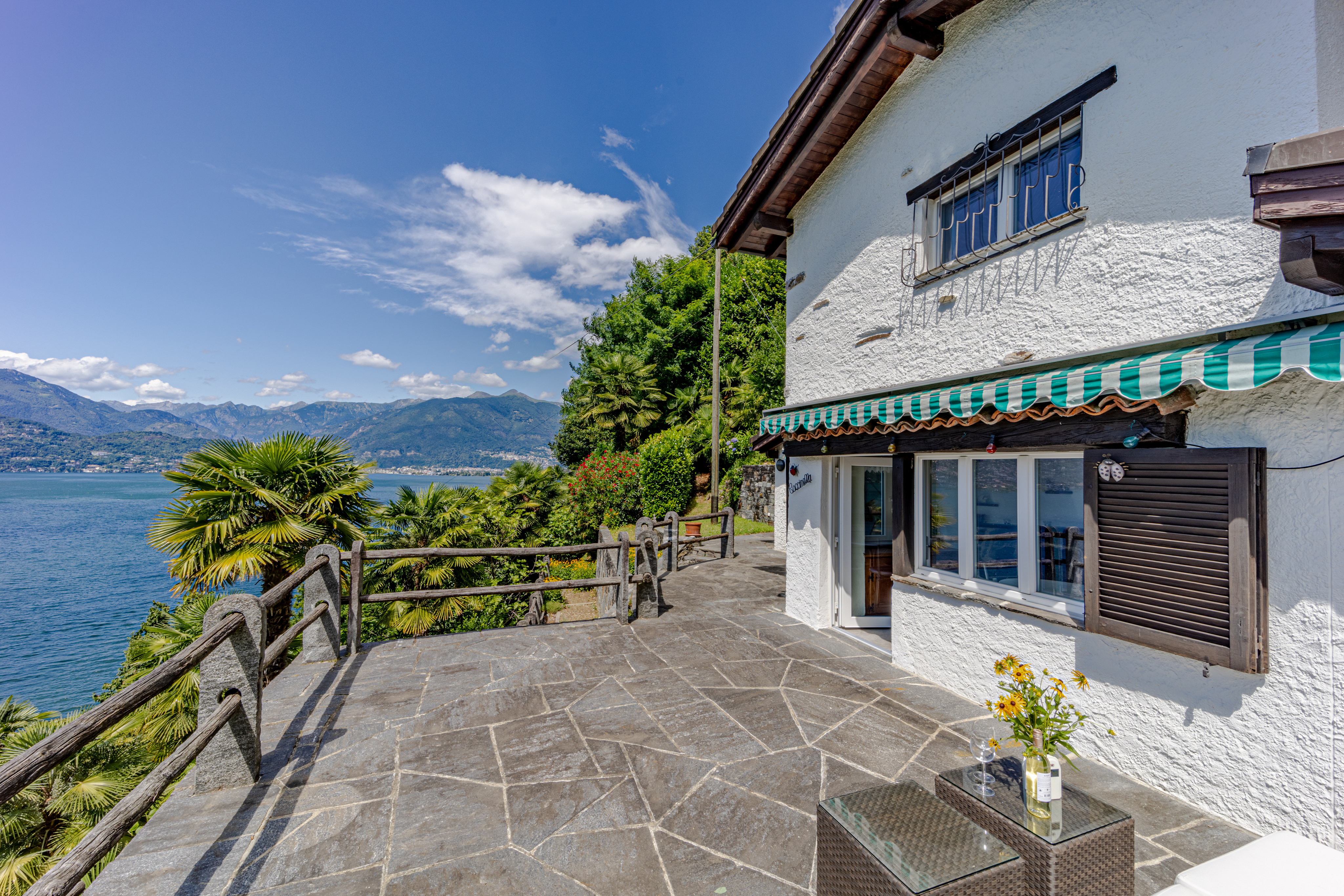 Seeterrasse mit See- und Bergblick
