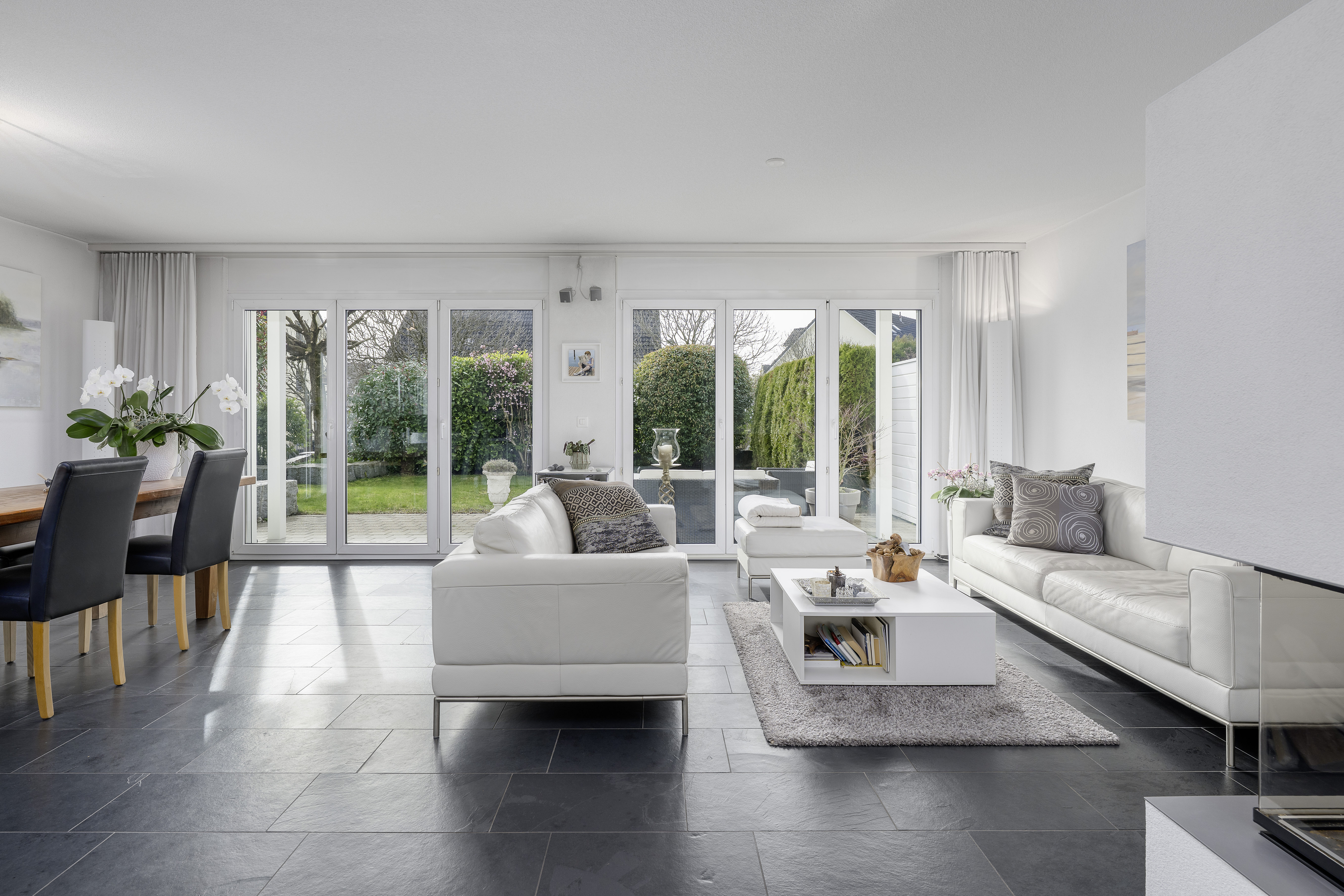 Heller Wohnbereich mit großer Glasfront zum Garten