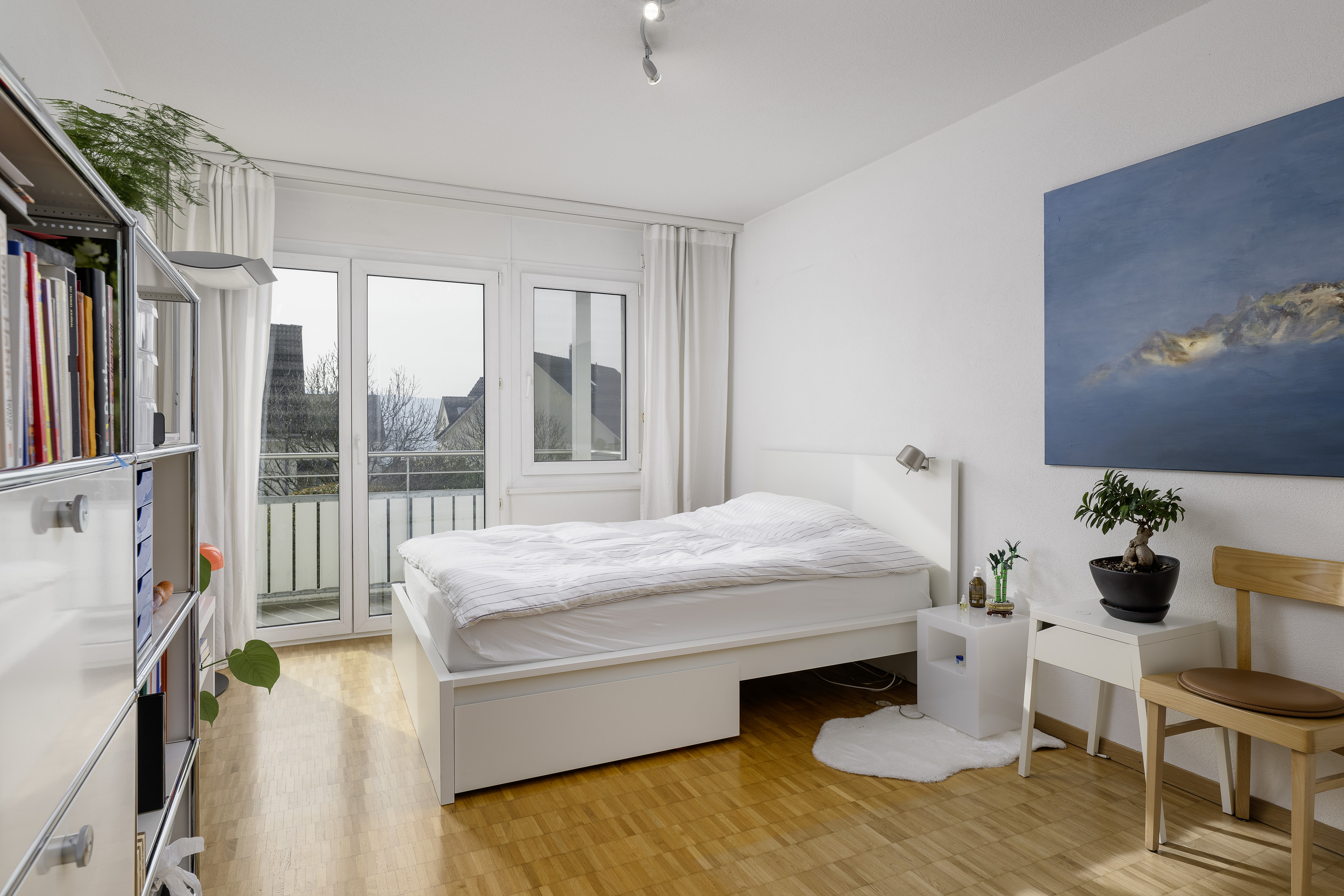 Helles Schlafzimmer mit Balkon