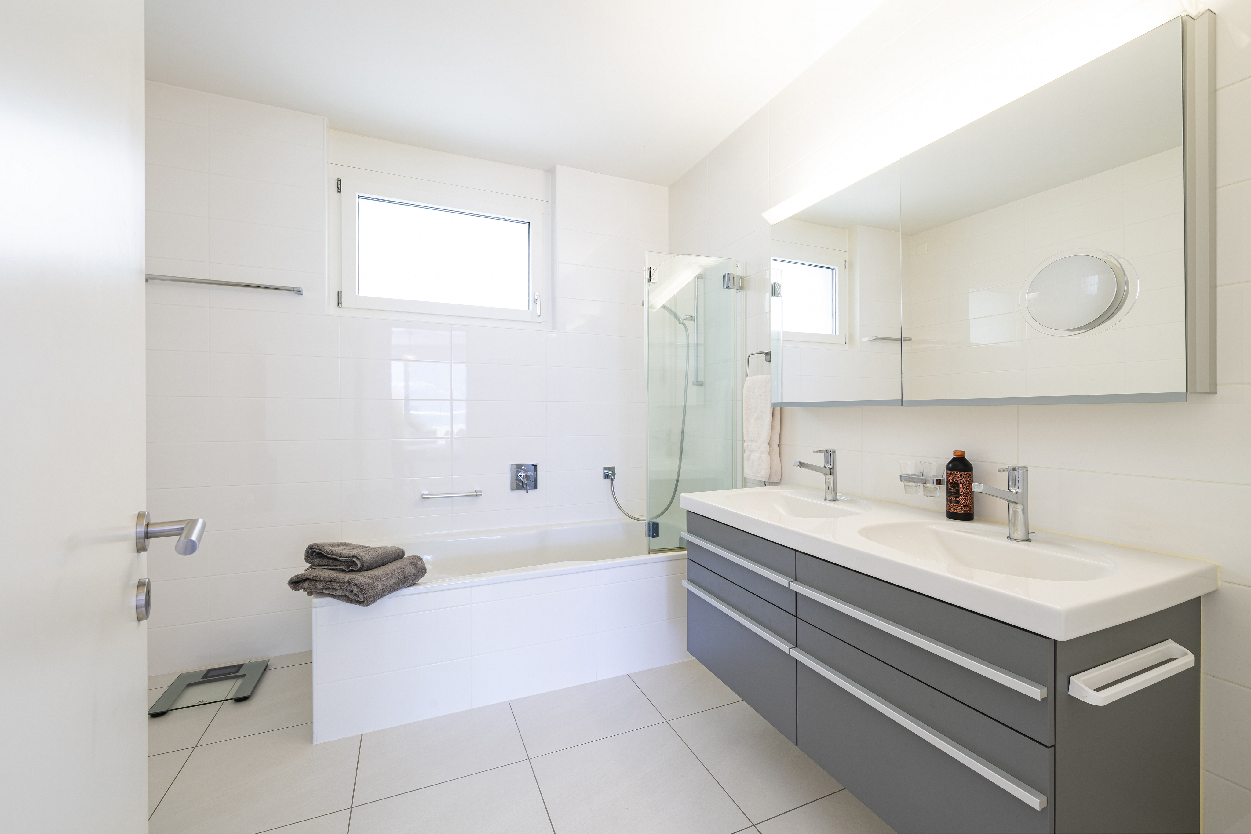 Modernes Badezimmer mit Doppelwaschtisch und Badewanne