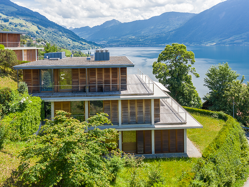 Modernes Seehaus mit Panoramablick