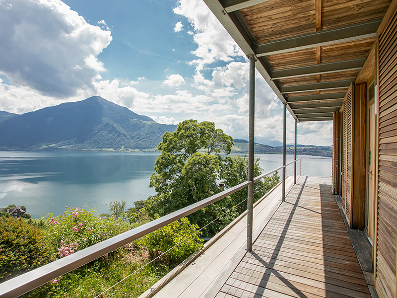 Balkon mit Seeblick und Bergpanorama