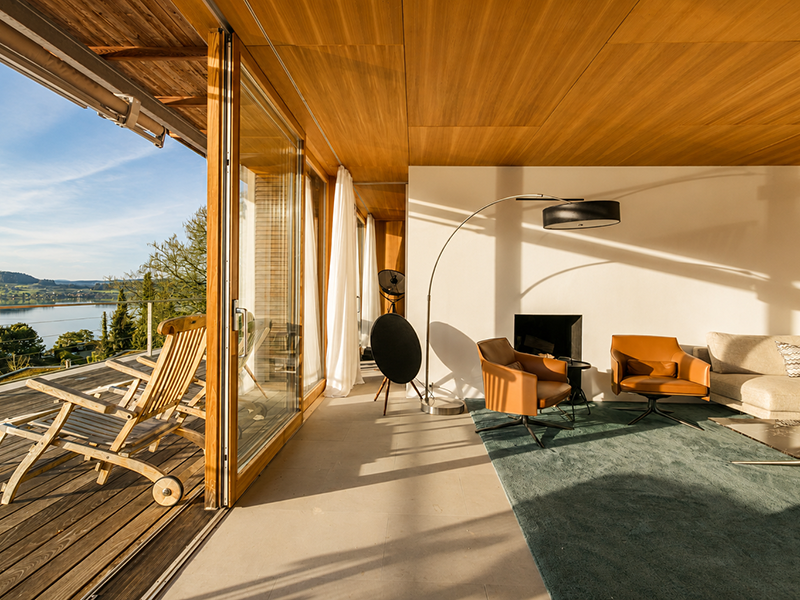 Heller Wohnbereich mit Seeblick und großer Terrasse