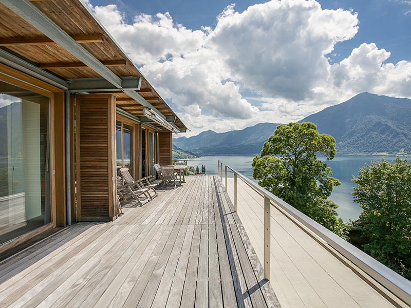 Seeblick-Terrasse mit Holzdeck