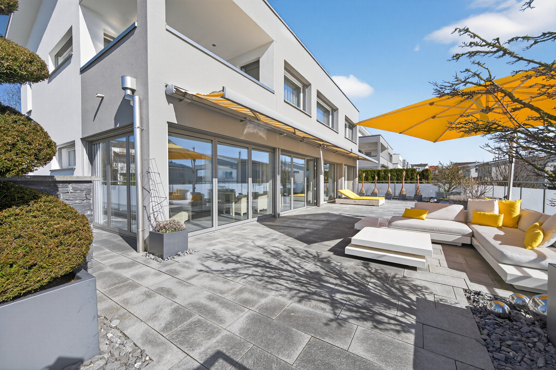 Moderne Dachterrasse mit Sitzbereich