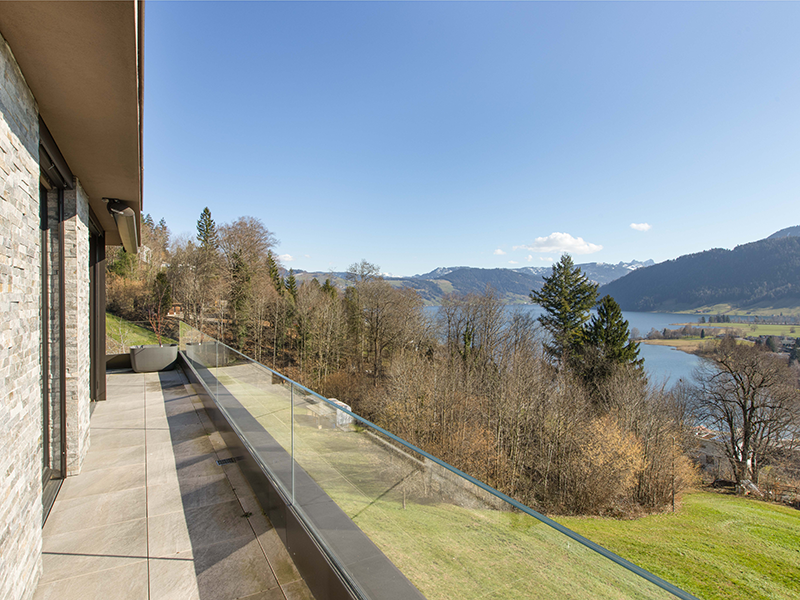 Balkon mit Seeblick und Bergpanorama