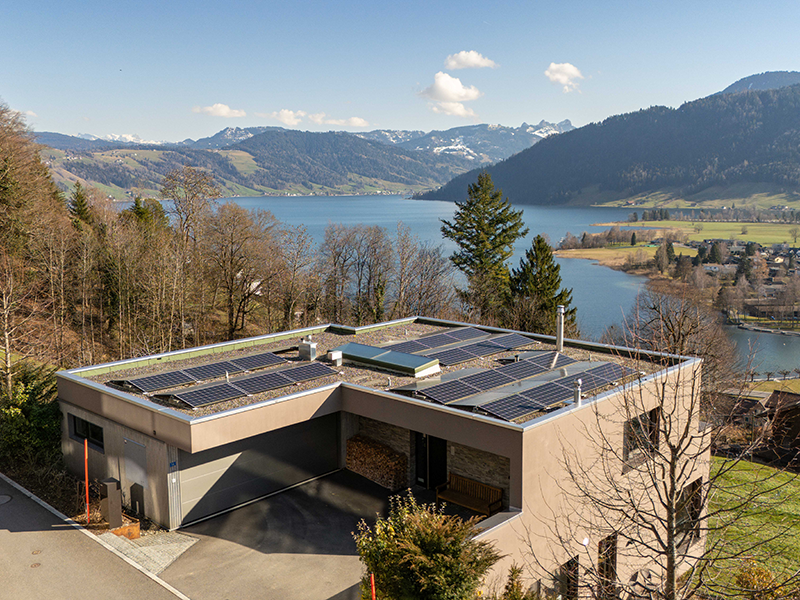 Moderne Garage mit Solardach und Seeblick