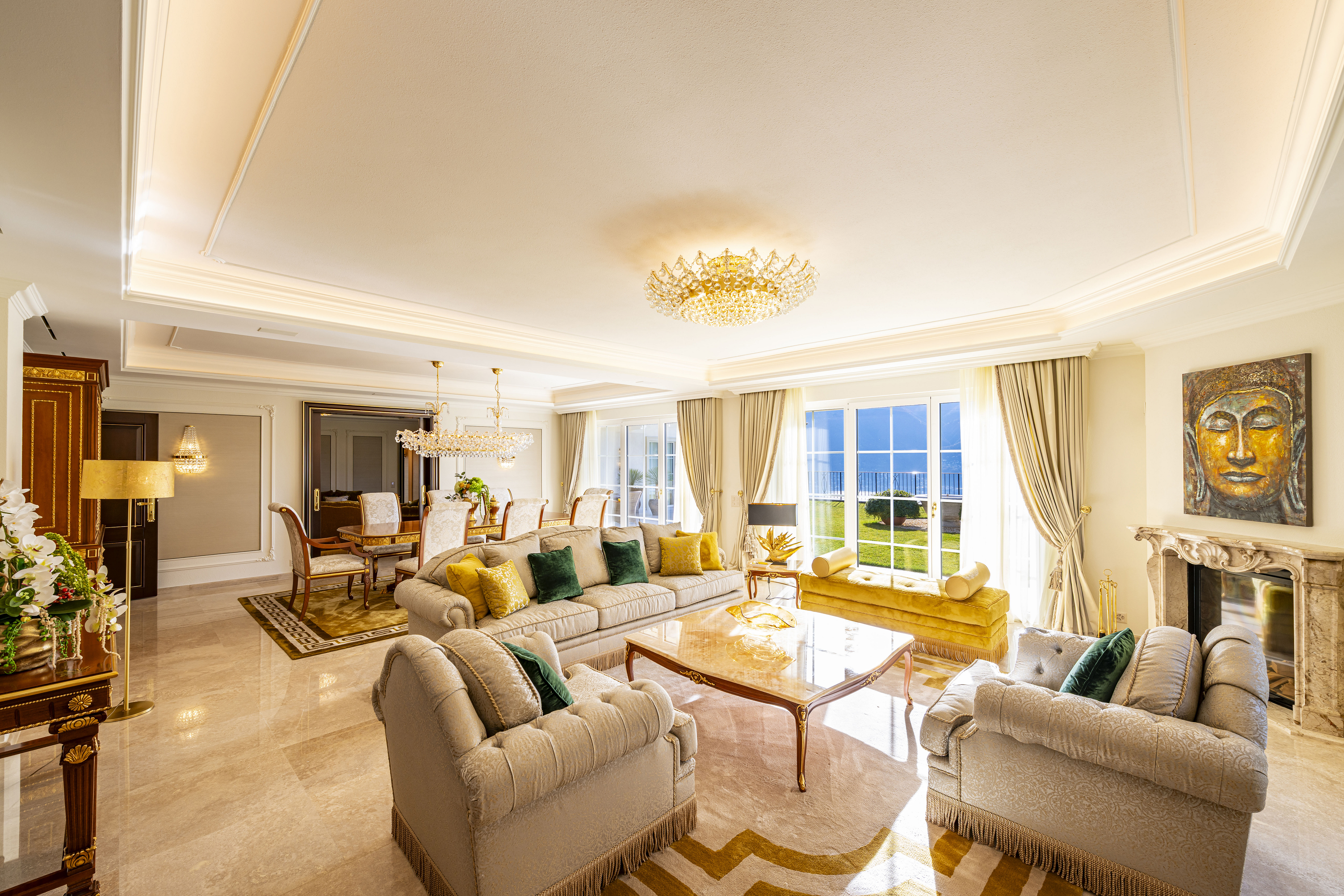 Luxuriöses Wohnzimmer mit Essbereich und Meerblick