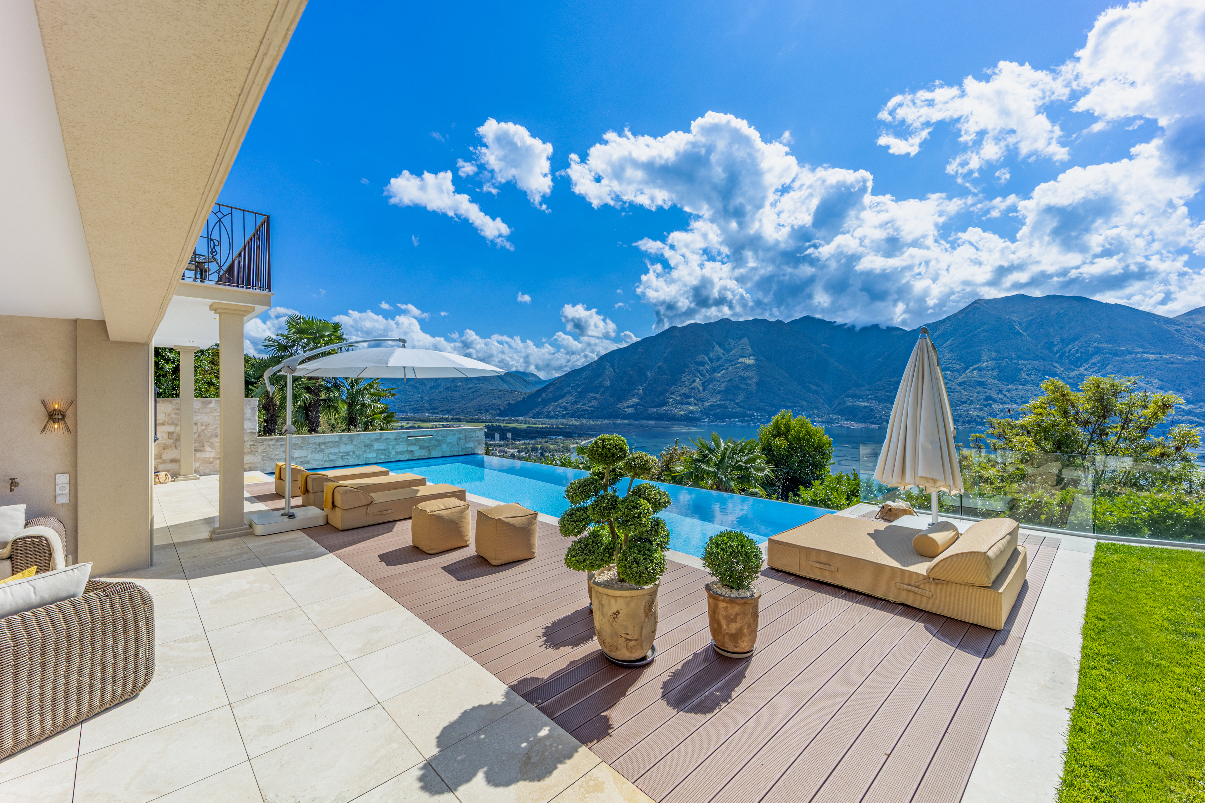 Luxuriöse Terrasse mit Pool und Bergblick