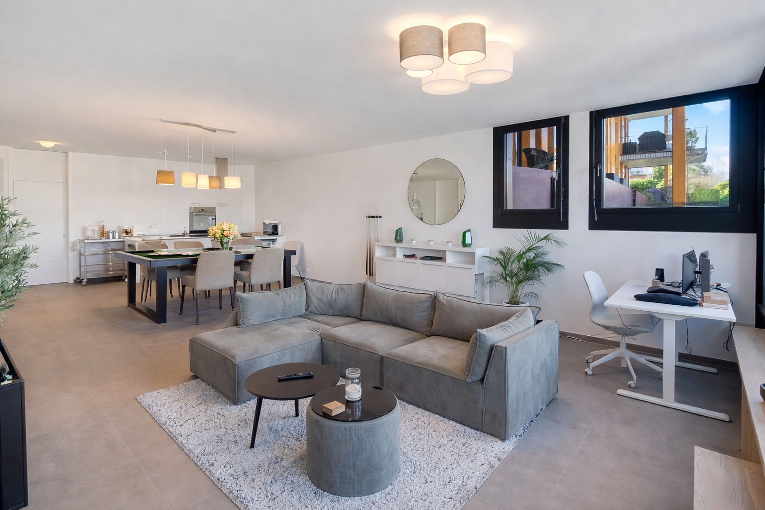 Offener Wohn- und Essbereich mit Homeoffice-Ecke