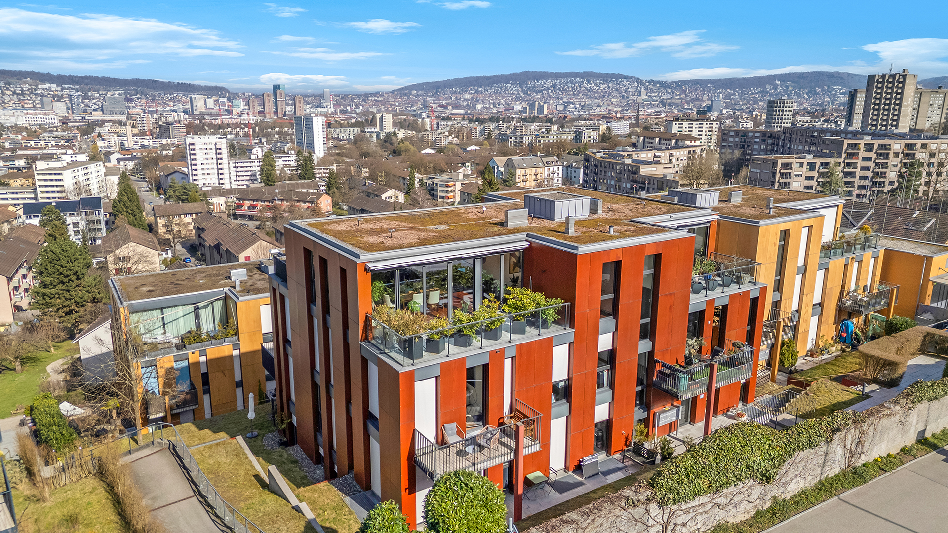 Moderne Wohnanlage mit Dachterrassen und Stadtblick