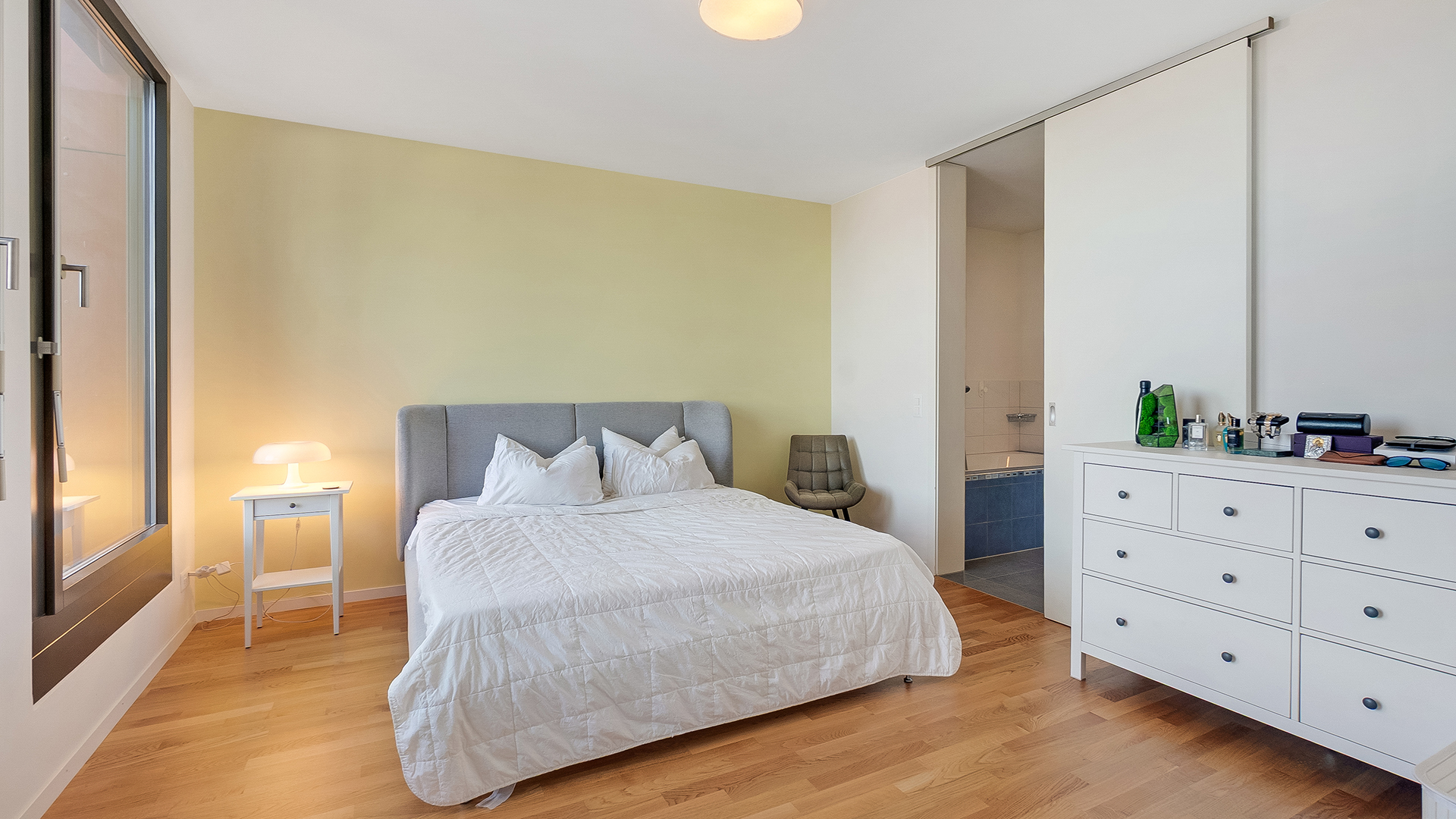 Helles Schlafzimmer mit Doppelbett und Stauraum