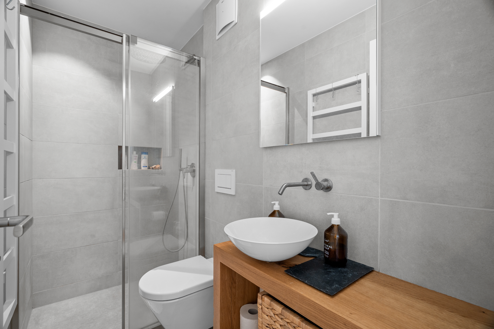 Modernes Badezimmer mit Dusche und Waschtisch