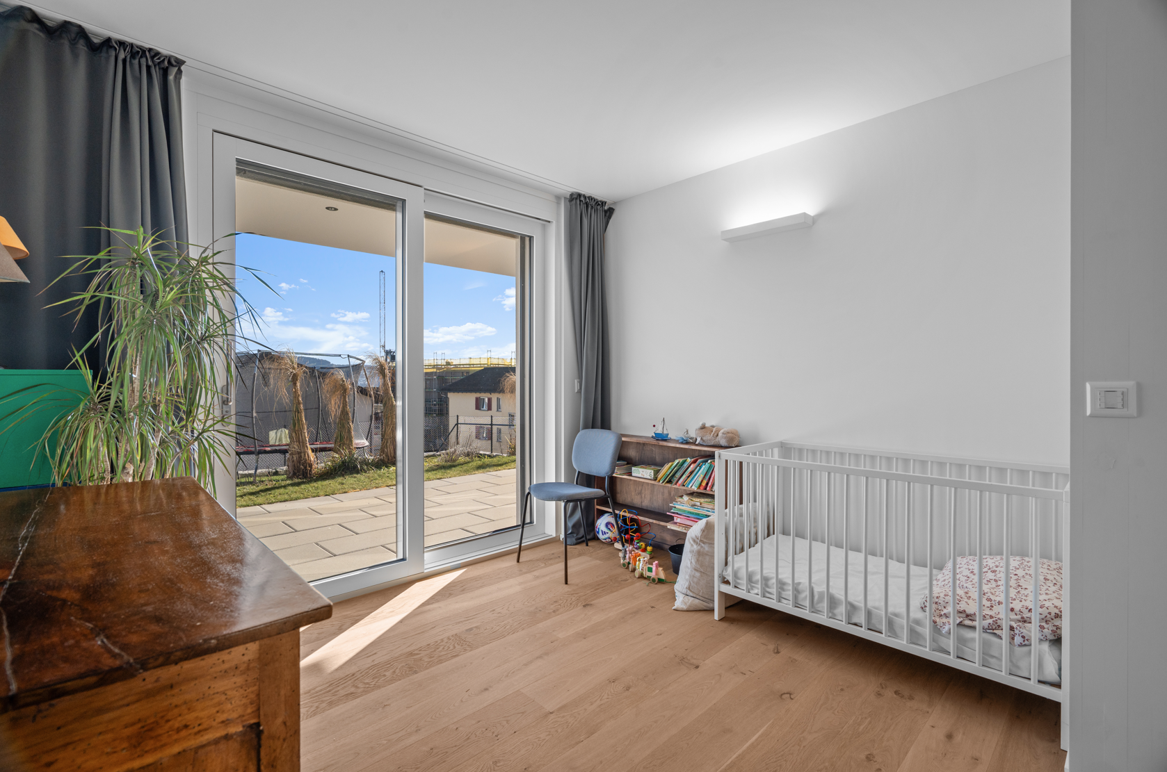 Helles Kinderzimmer mit Terrasse