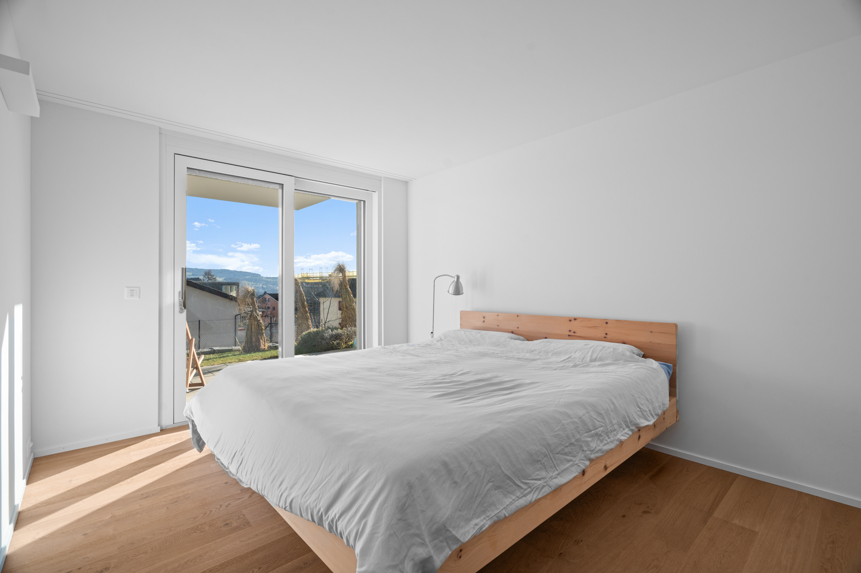 Helles Schlafzimmer mit Balkonblick