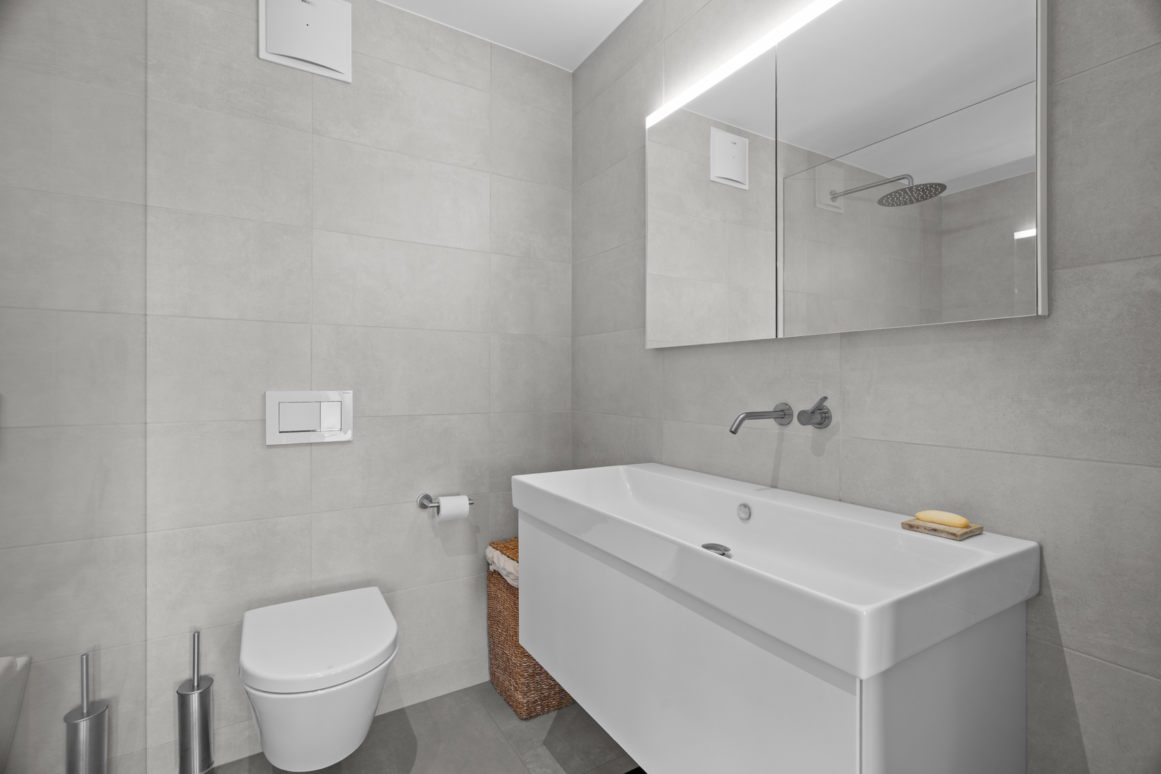 Modernes Badezimmer mit WC und Waschtisch