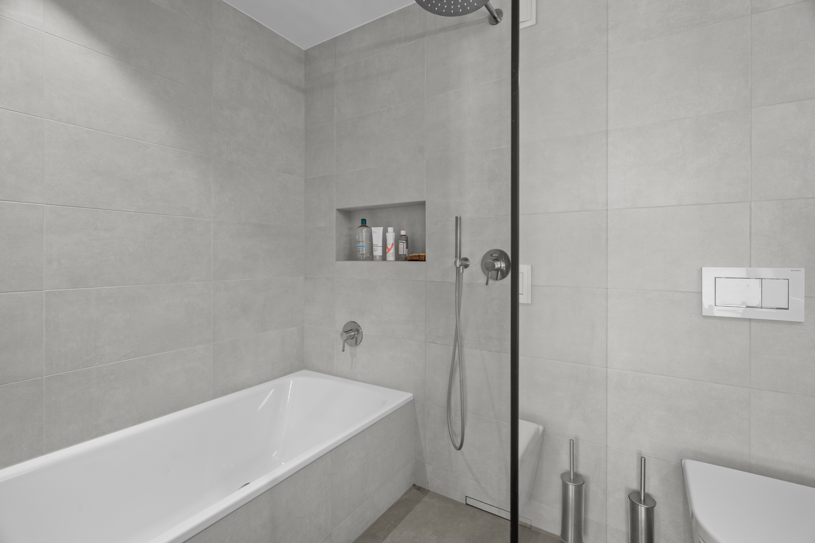 Modernes Badezimmer mit Badewanne und Walk-in-Dusche