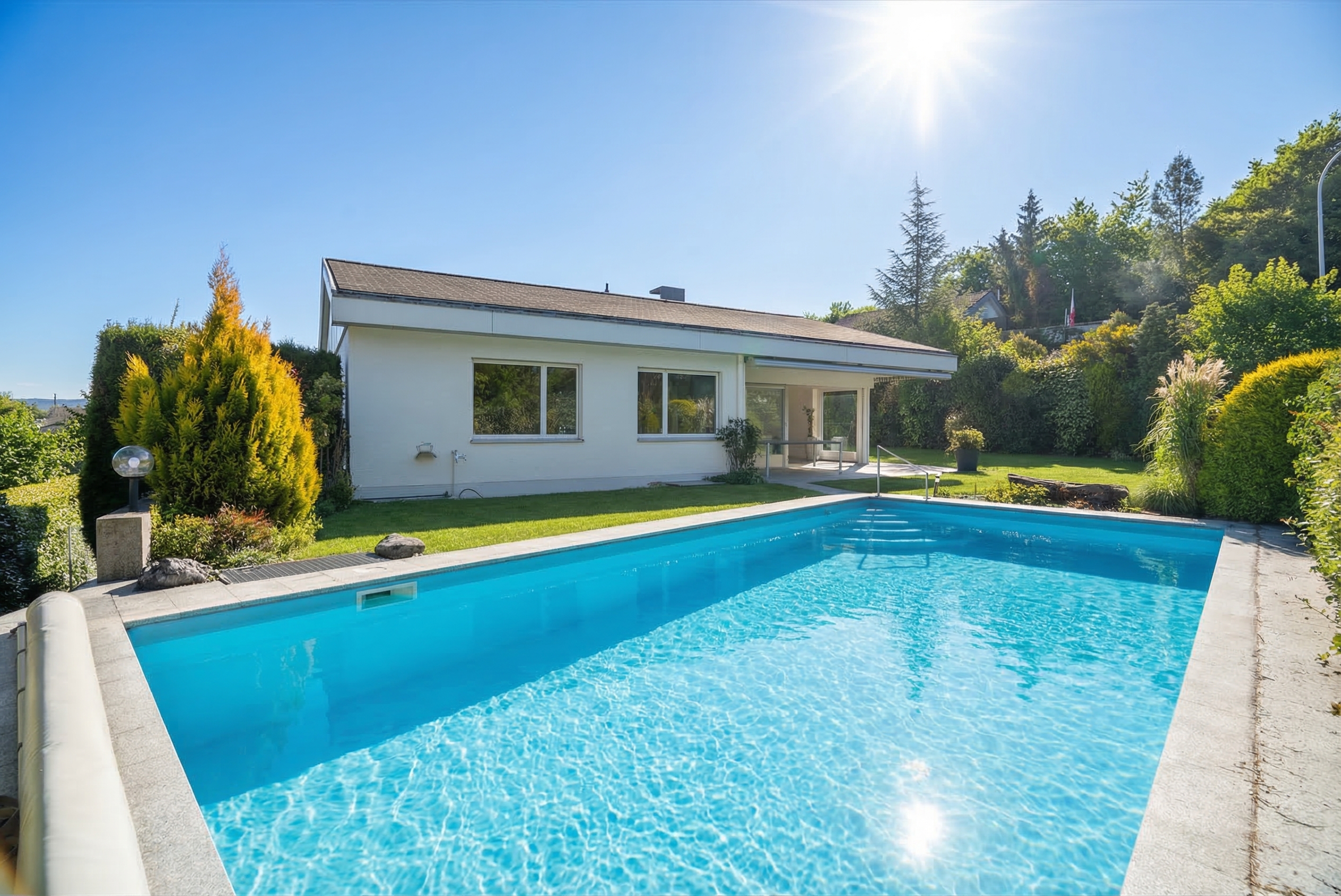 Außenansicht eines Hauses mit Pool
