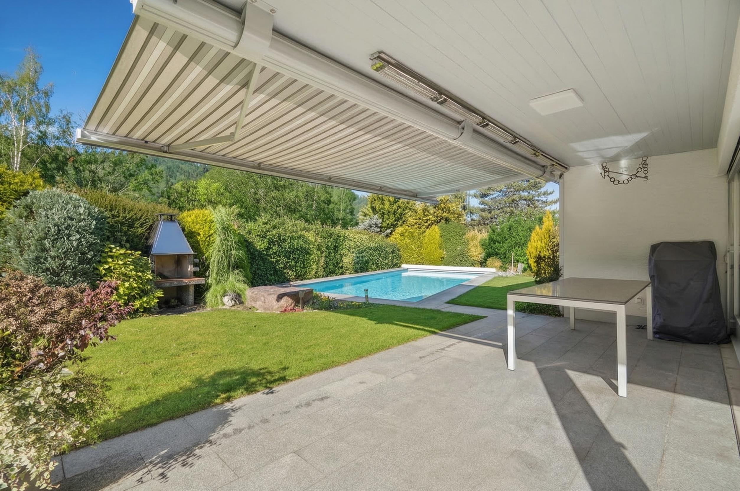 Überdachte Terrasse mit Poolblick