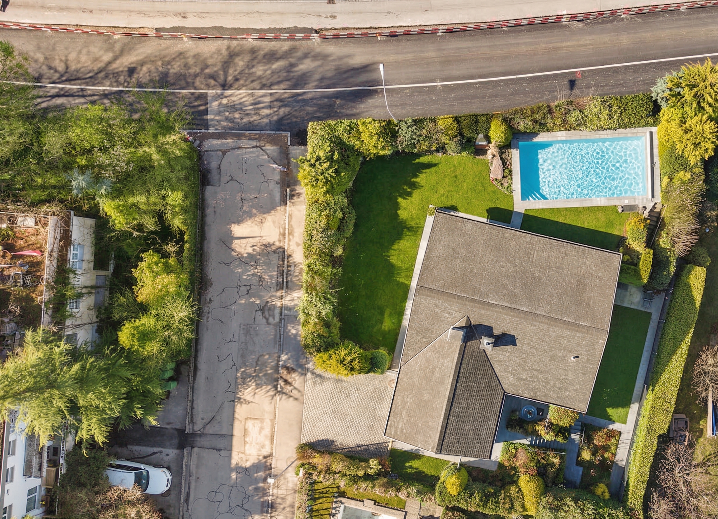 Luftaufnahme eines Einfamilienhauses mit Garten und Pool
