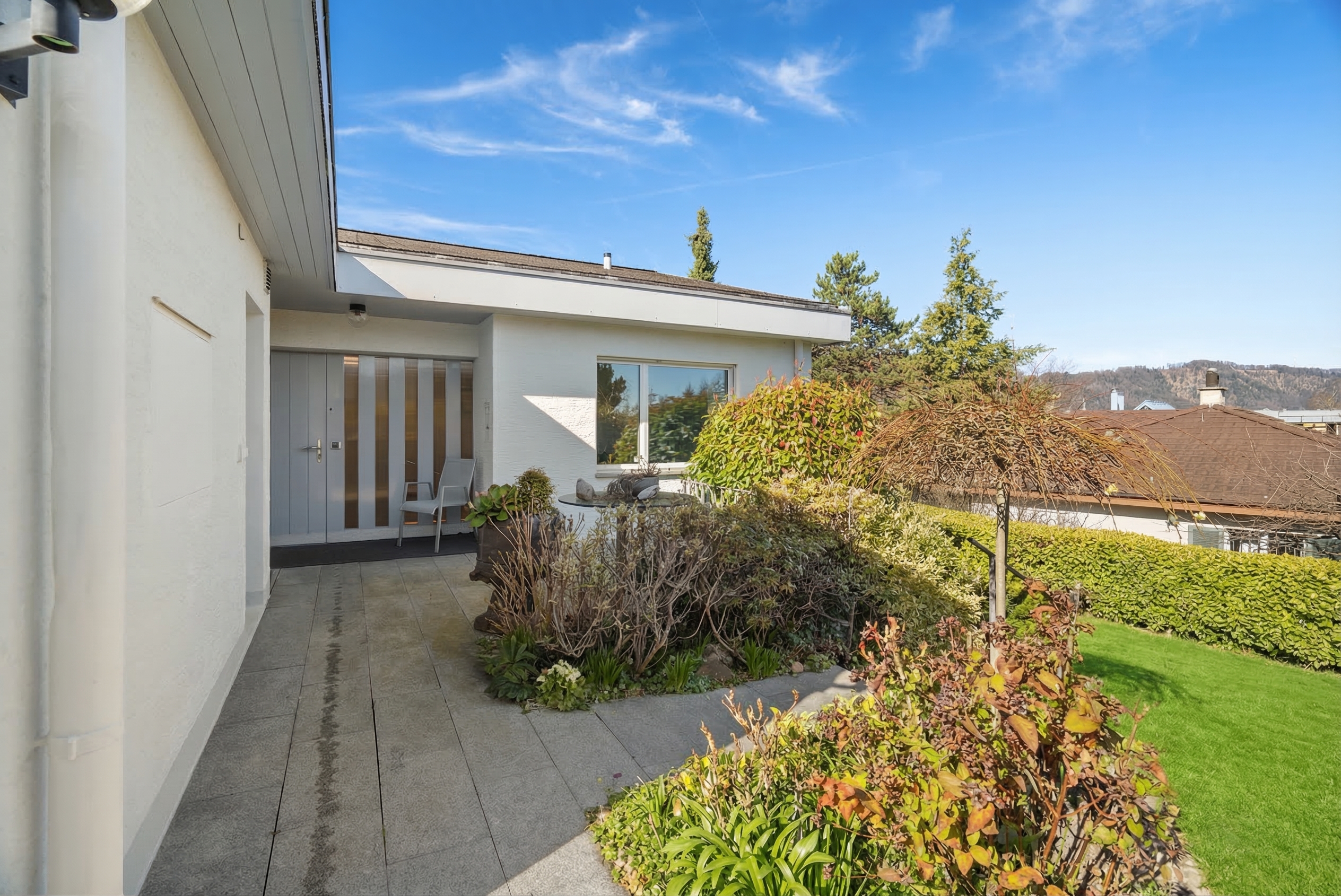 Moderne Hausansicht mit Vorgarten und Eingangsbereich