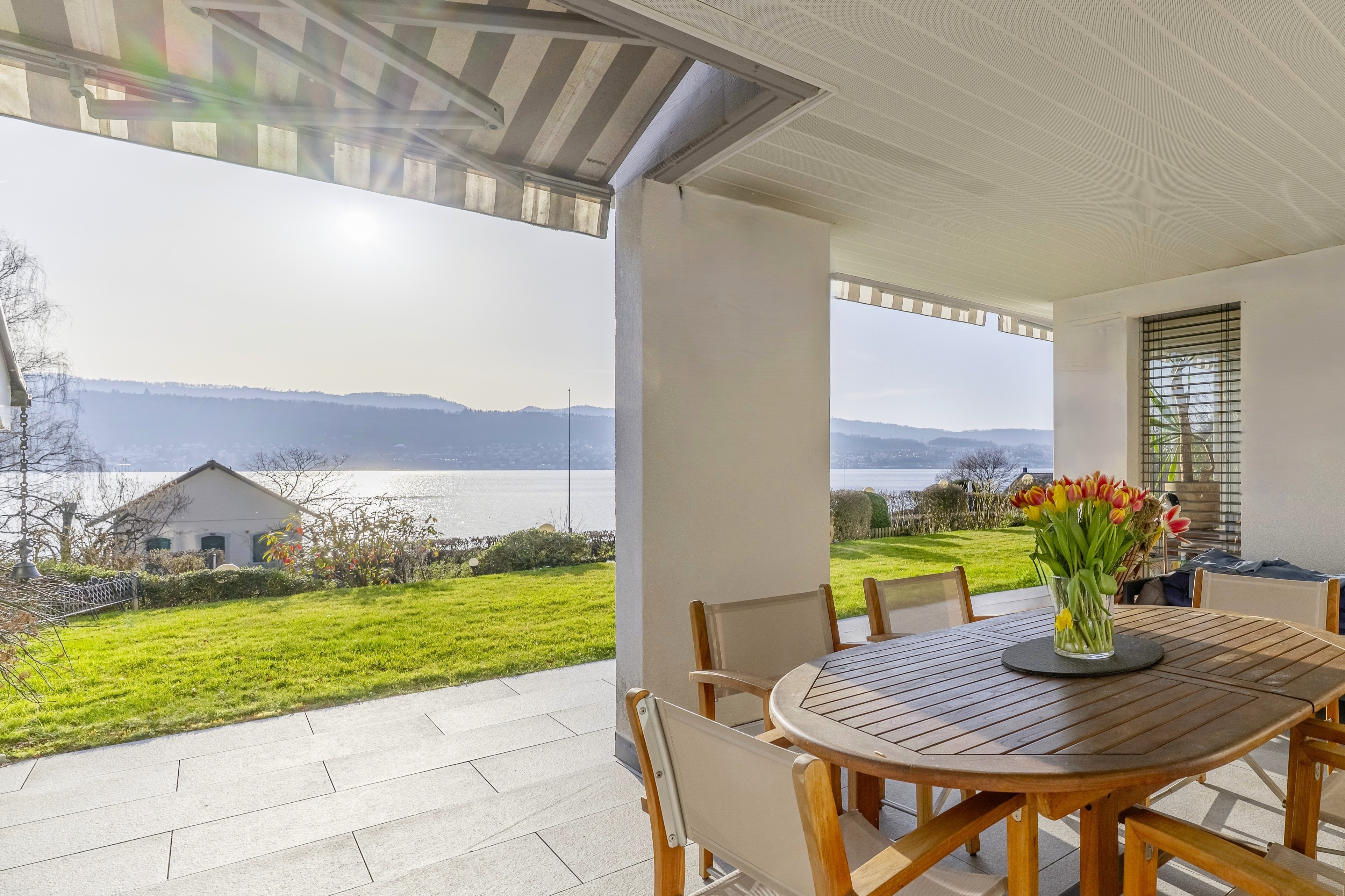 Überdachte Terrasse mit Seeblick