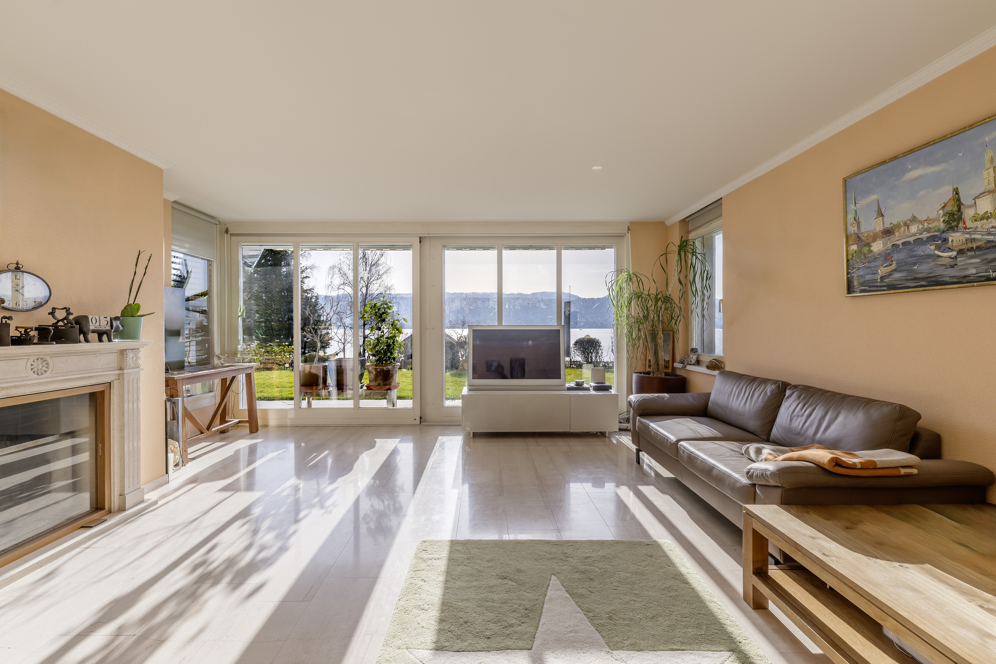 Helles Wohnzimmer mit Panoramafenstern