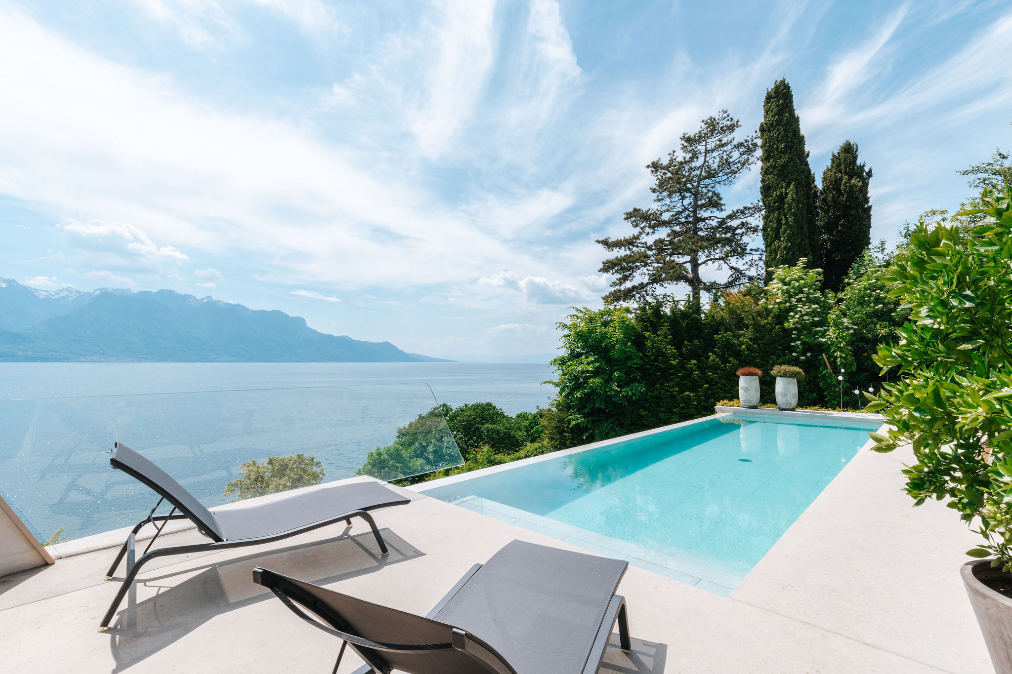 Poolterrasse mit Seeblick