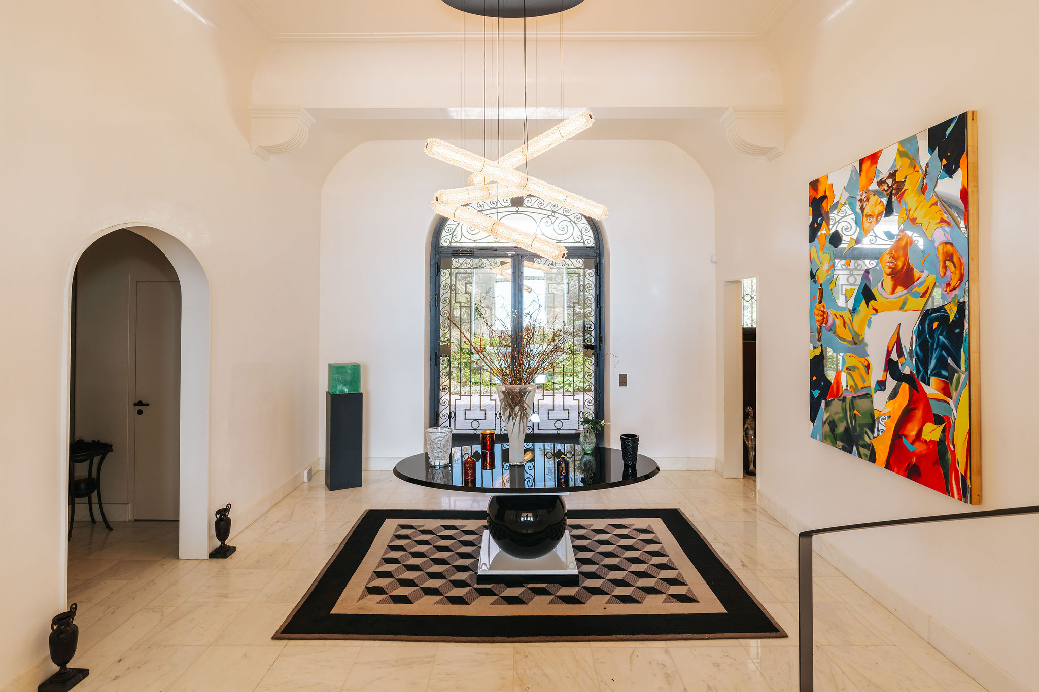Eleganter Eingangsbereich mit Kunst und Designleuchte