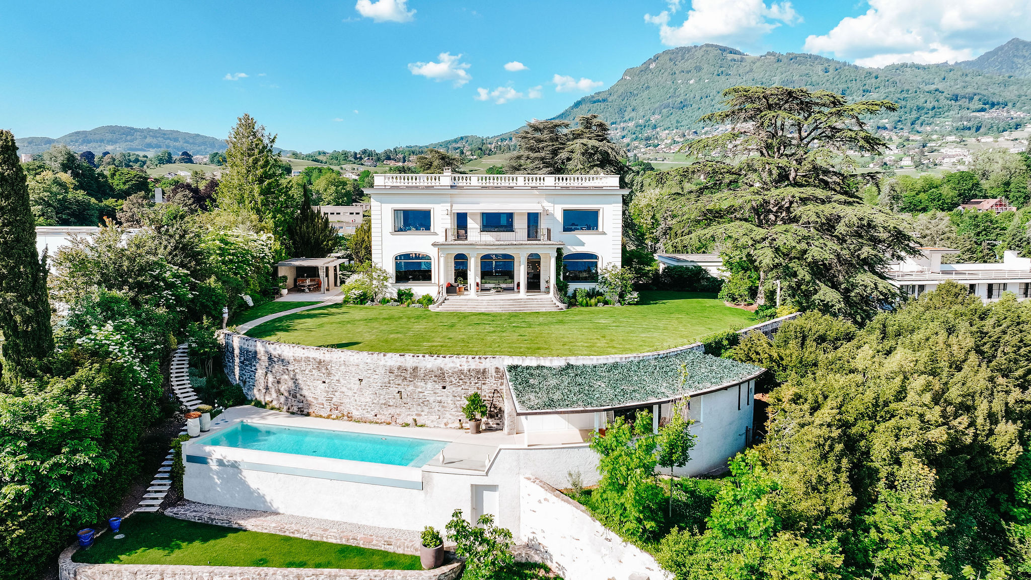 Luxuriöse Villa mit Pool und Bergblick
