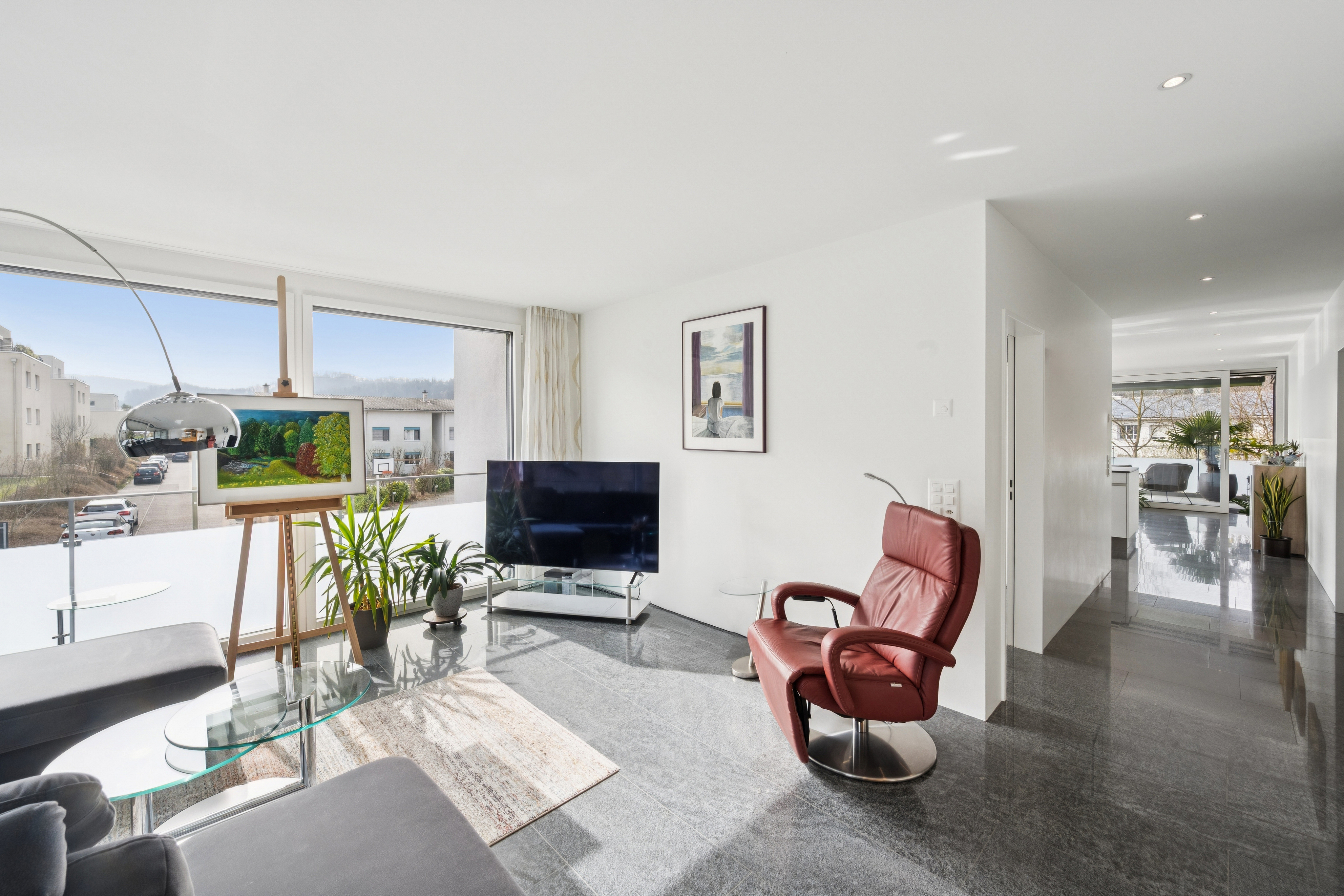 Heller Wohnraum mit Panoramafenstern und Blick ins Freie