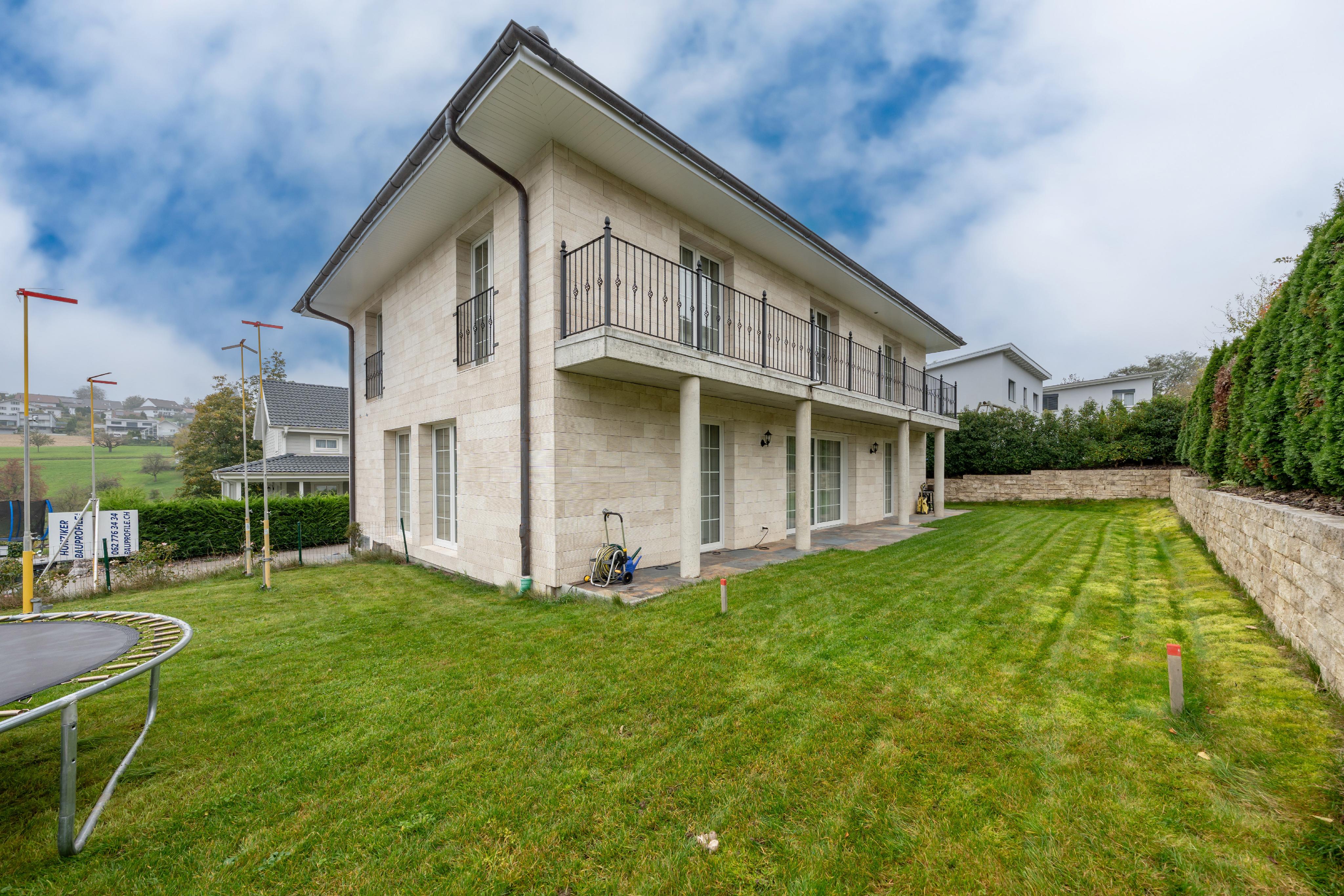 Modernes Einfamilienhaus mit Garten und Balkon