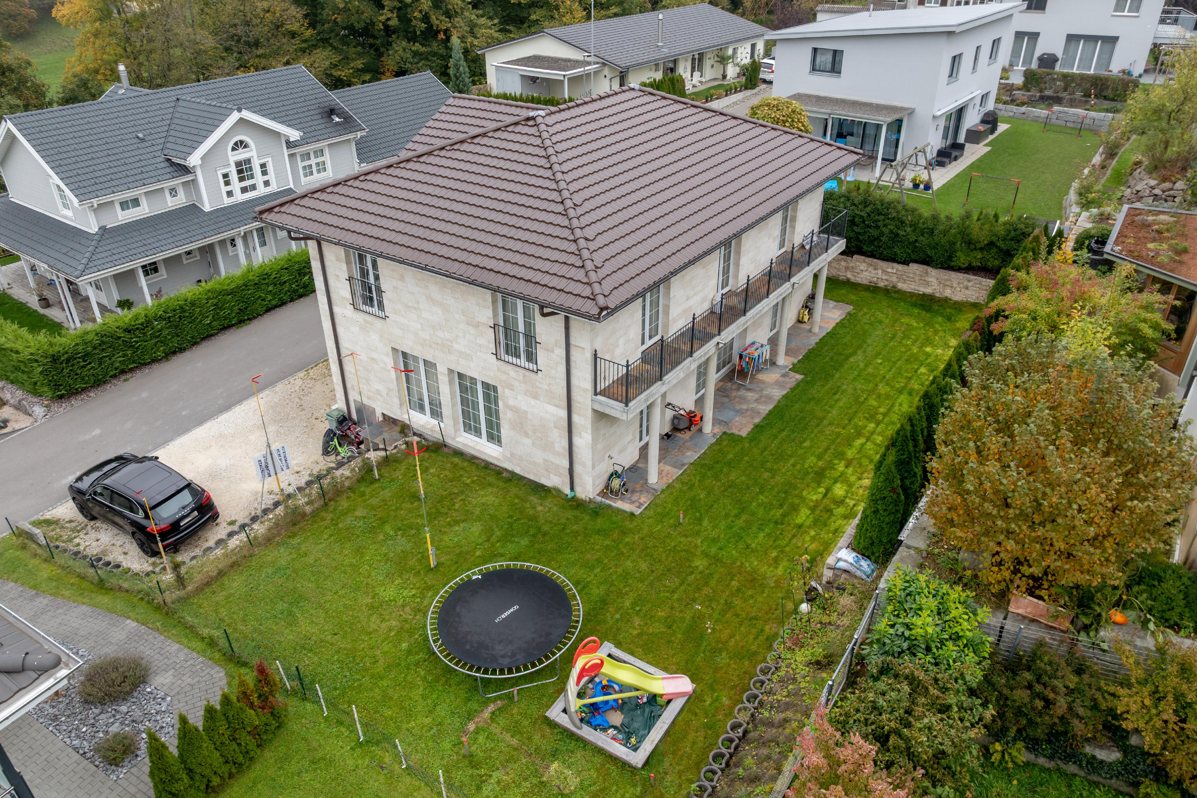 Luftaufnahme eines Einfamilienhauses mit Garten